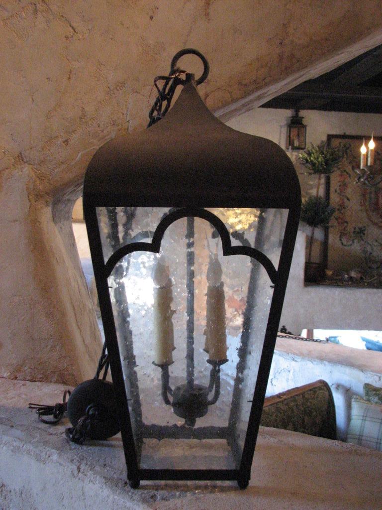Reproduction Tudor lantern hanging salmon finish with seeded glass.
Four lights with wax candle sleeves.
Antique finish look.
Wired American UL approved.
Includes matching chain