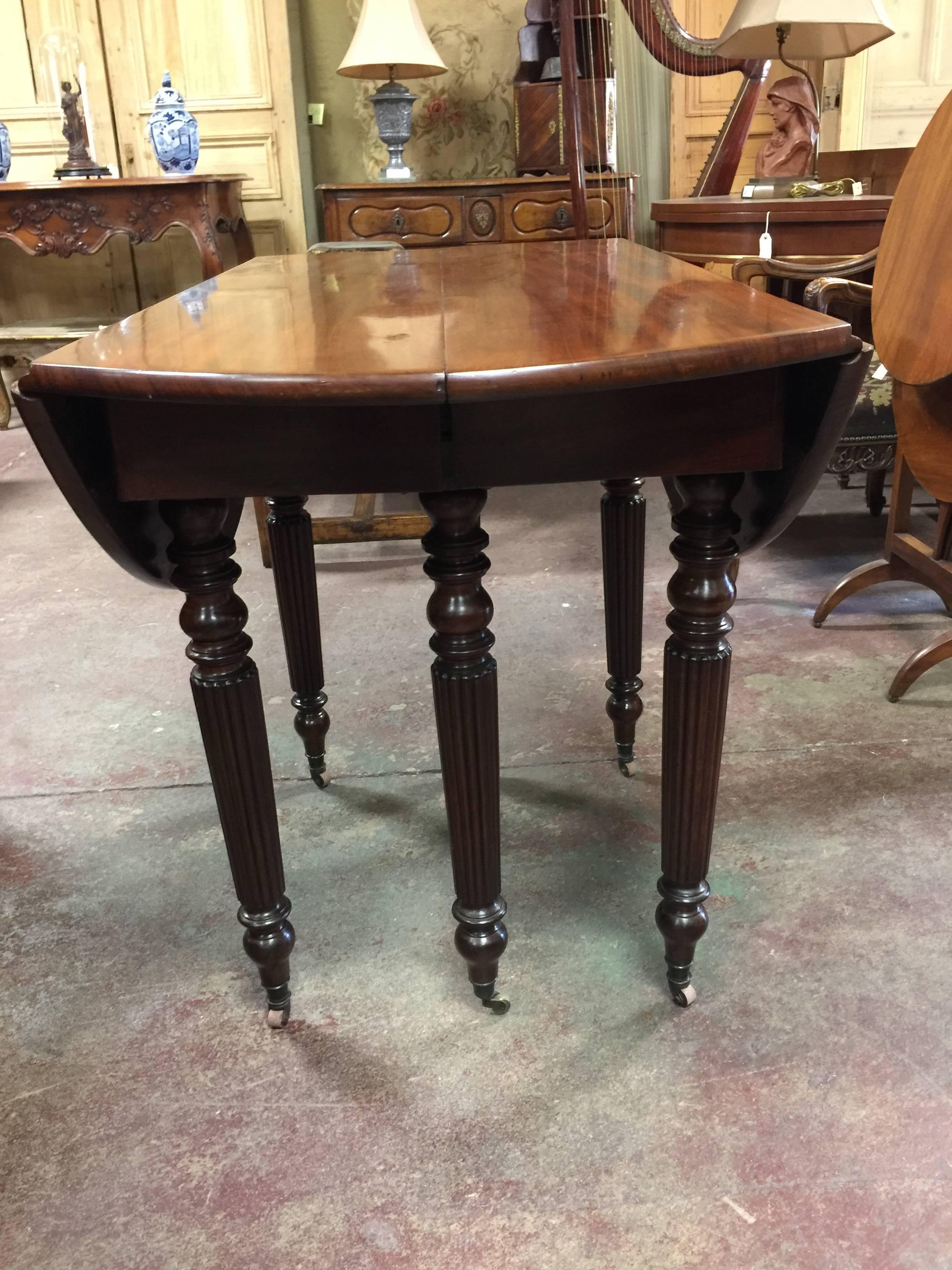 Mid-19th Century French Mahogany Drop Leaf Extending Dining Table In Excellent Condition In San Francisco, CA