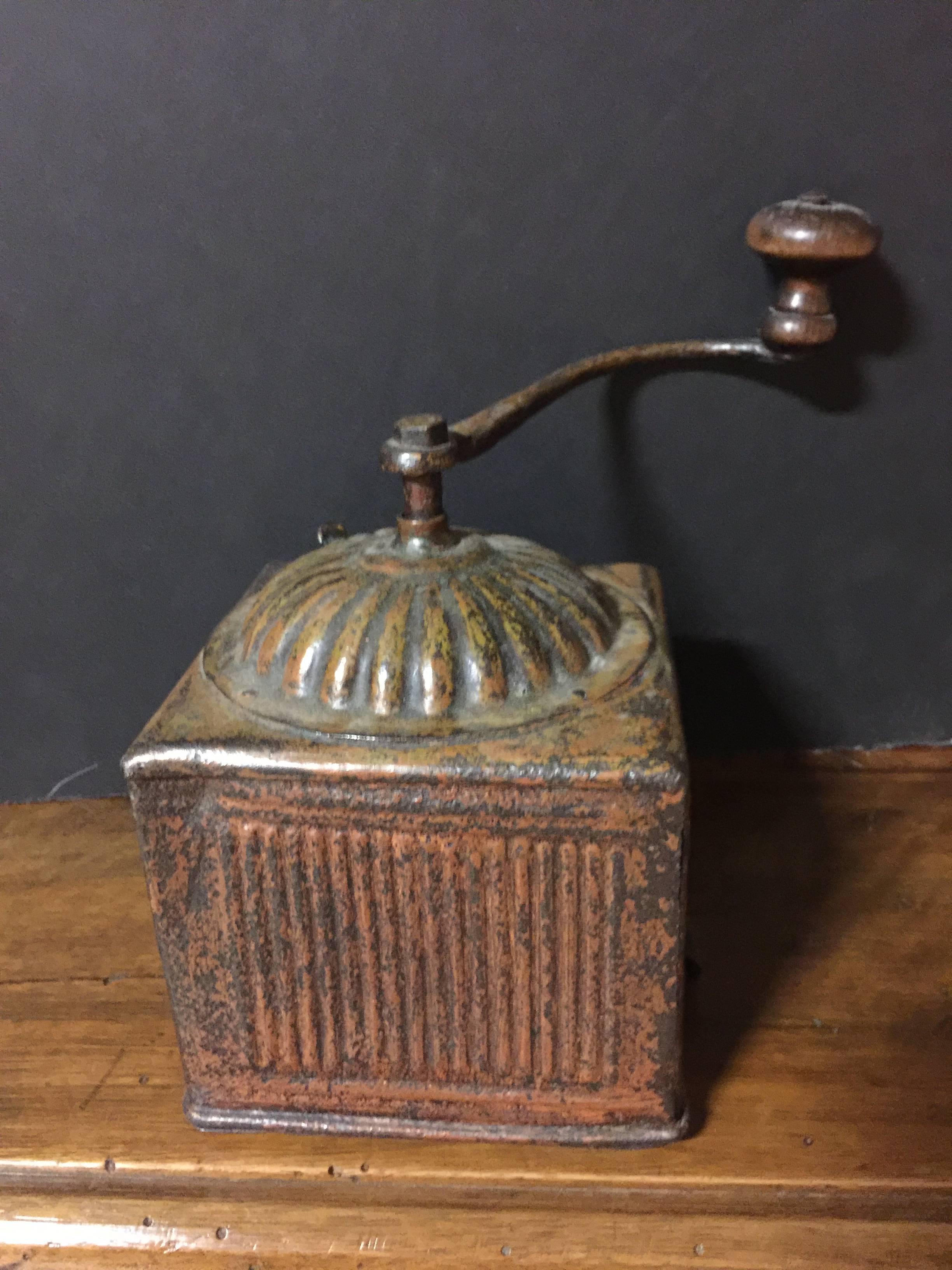 19th century French tin coffee grinder with original finish
handle 6''.
All original.