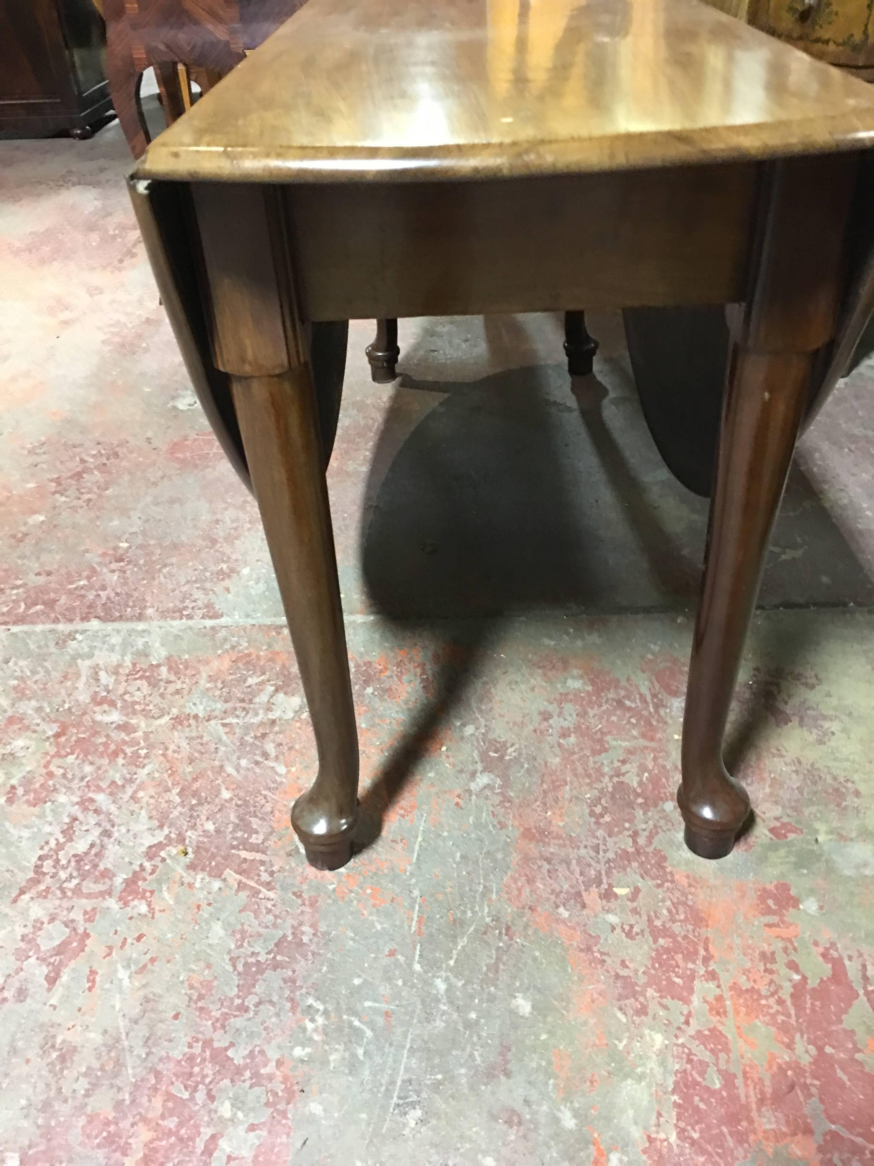 Oversized English mahogany oval drop leaf table

Measures: closed 20'' D and 60'' W x 29'' H.