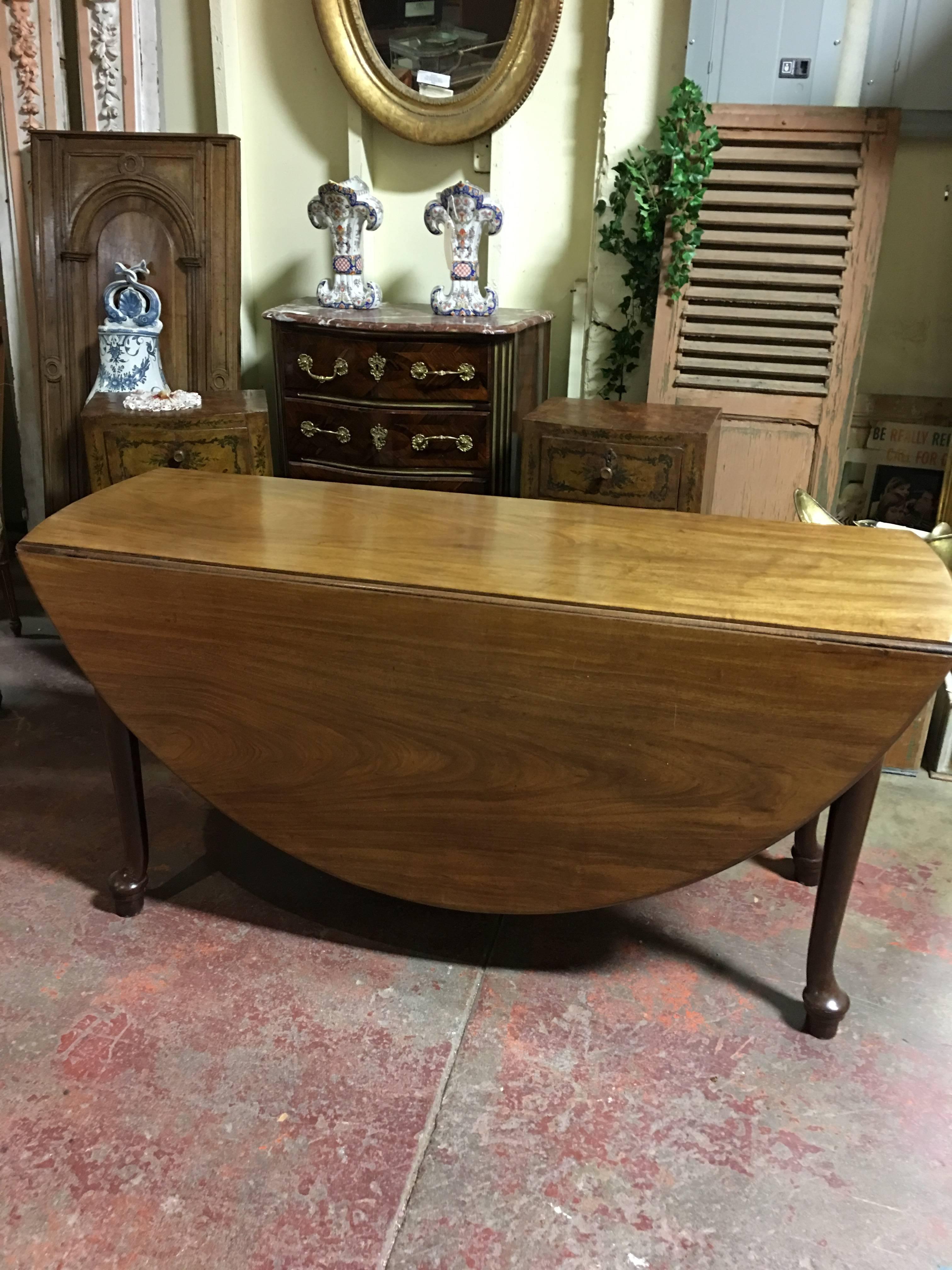 19th Century Mahogany Drop-Leaf Table Queen Anne Legs In Excellent Condition In San Francisco, CA