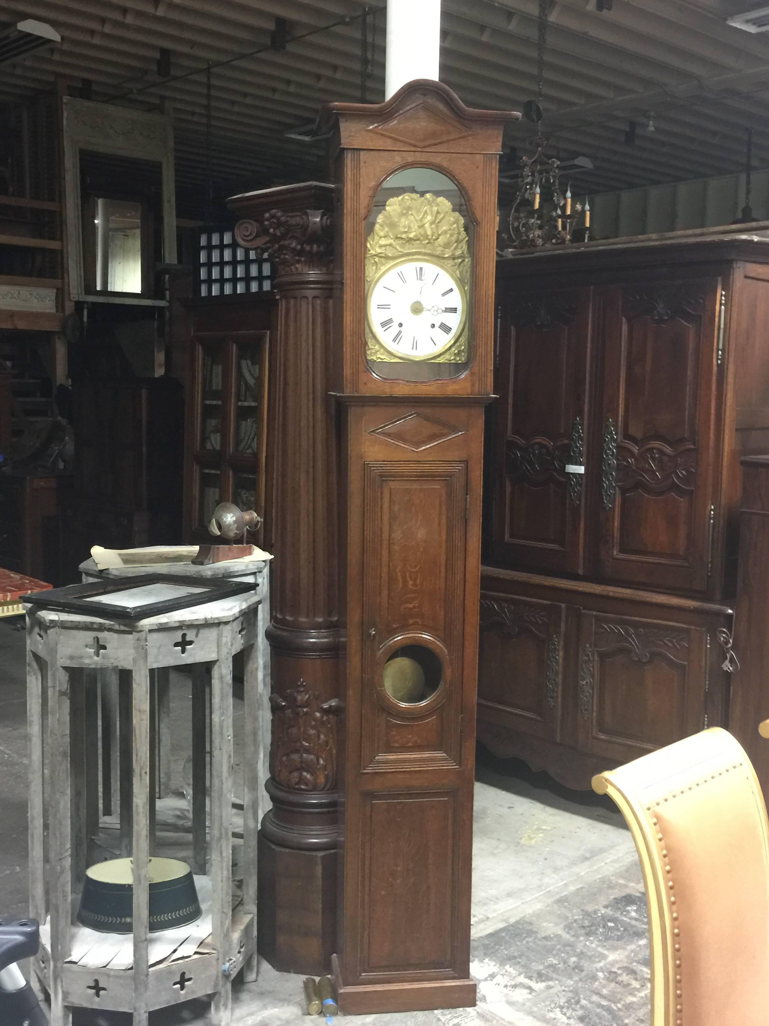 19th century French oak grandfather clock 19th century movement not original to the case (in running order).
Dimensions: 8' H X 9'' D X 17'' W.