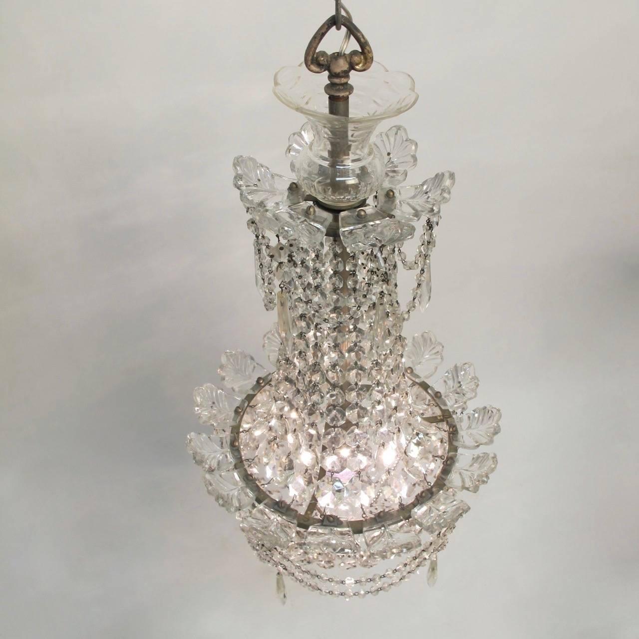 Hollywood Regency Lampadario di cristallo e vetro di piccole dimensioni degli anni '20 in vendita