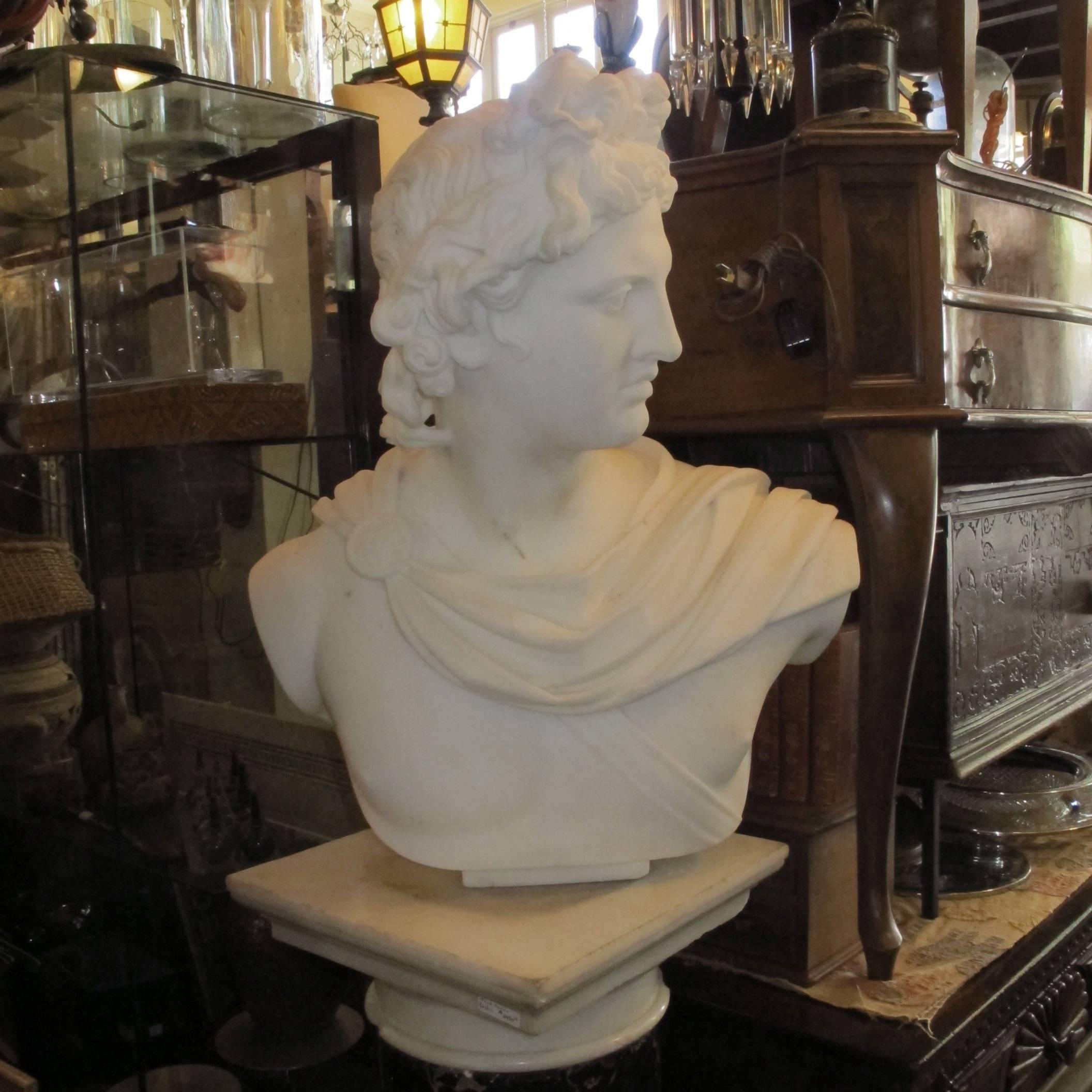 italien Buste en marbre grandeur nature d'Apollo en vente