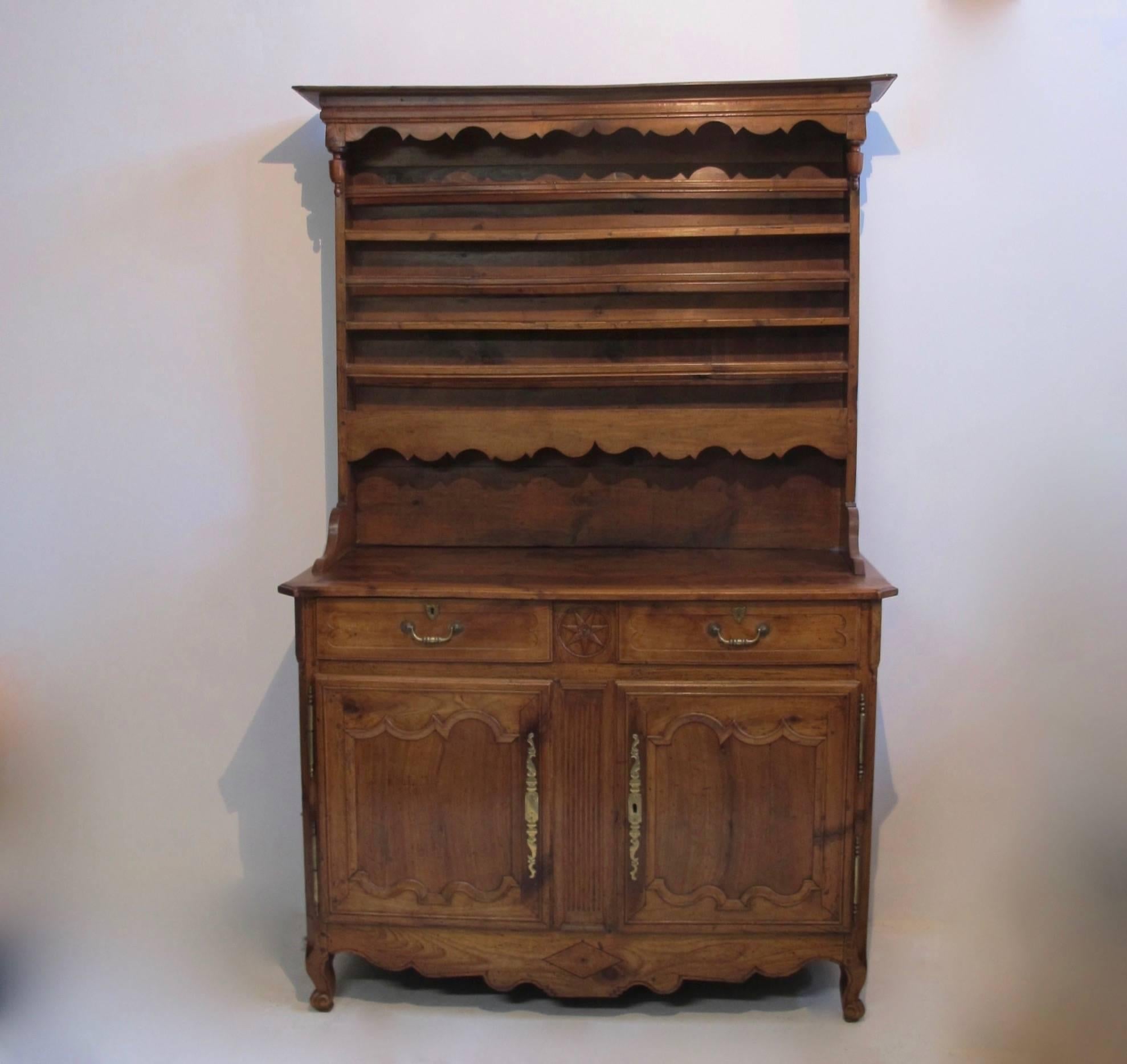 Hand-Carved French Buffet et Vaisselier