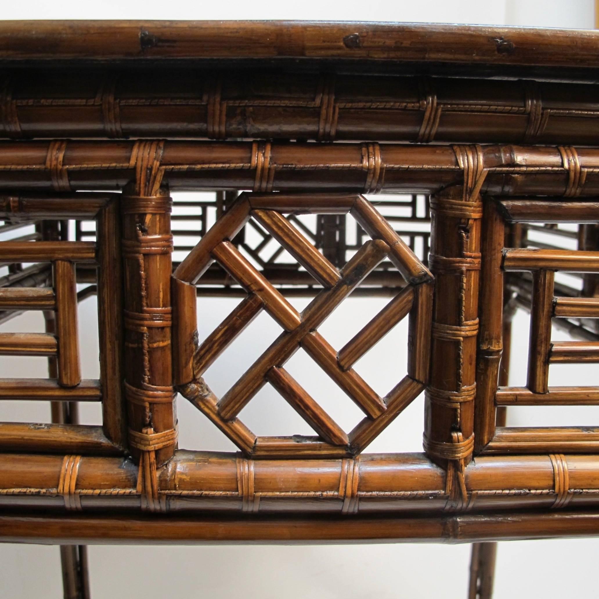 Table carrée avec plateau en bois laqué noir et motif complexe en bambou. Entièrement fabriqué à la main, sans clou ni matériel métallique. Chine, début ou milieu du 20e siècle.