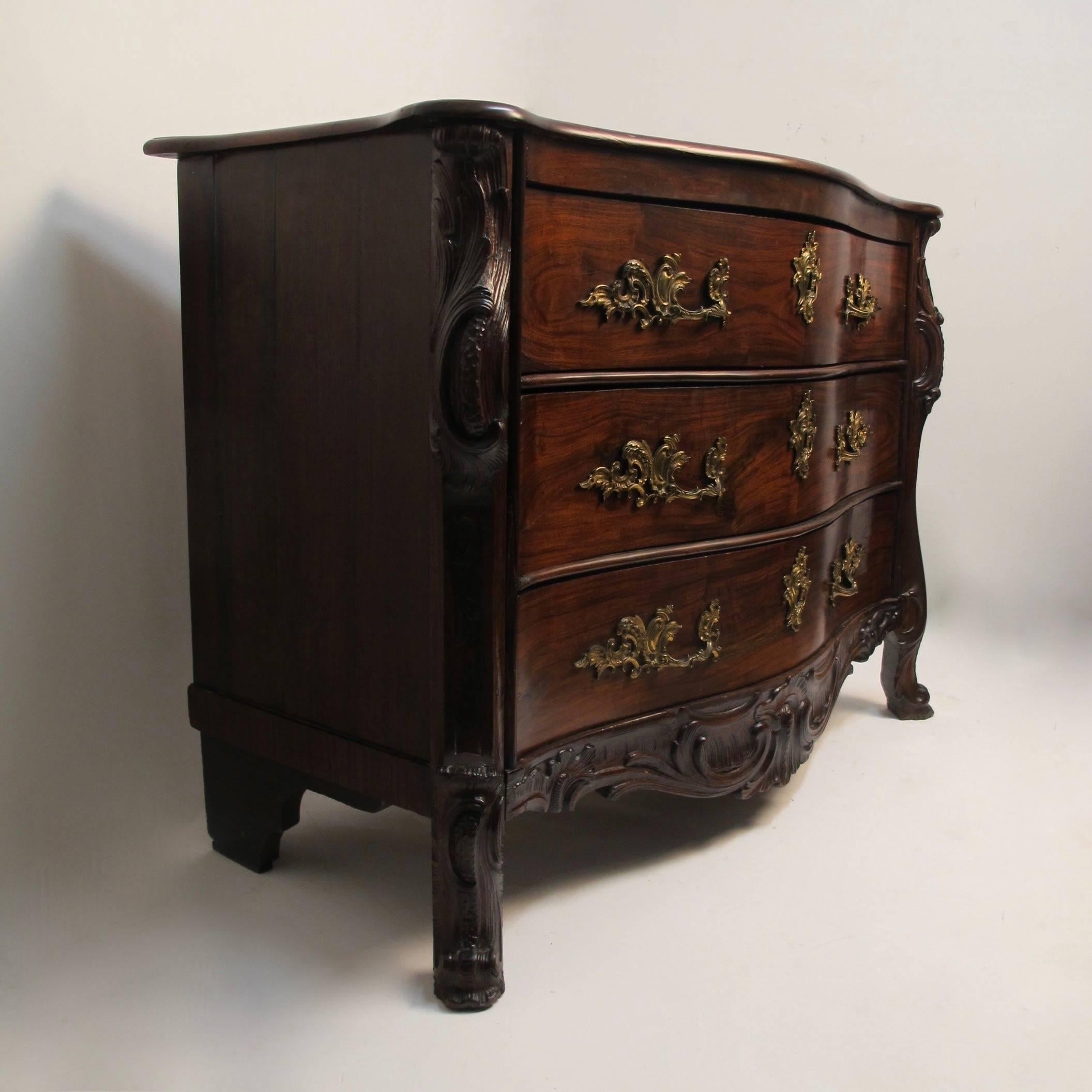 Hand-Crafted Early 19th Century Portuguese Rosewood Commode, Chest of Drawers For Sale