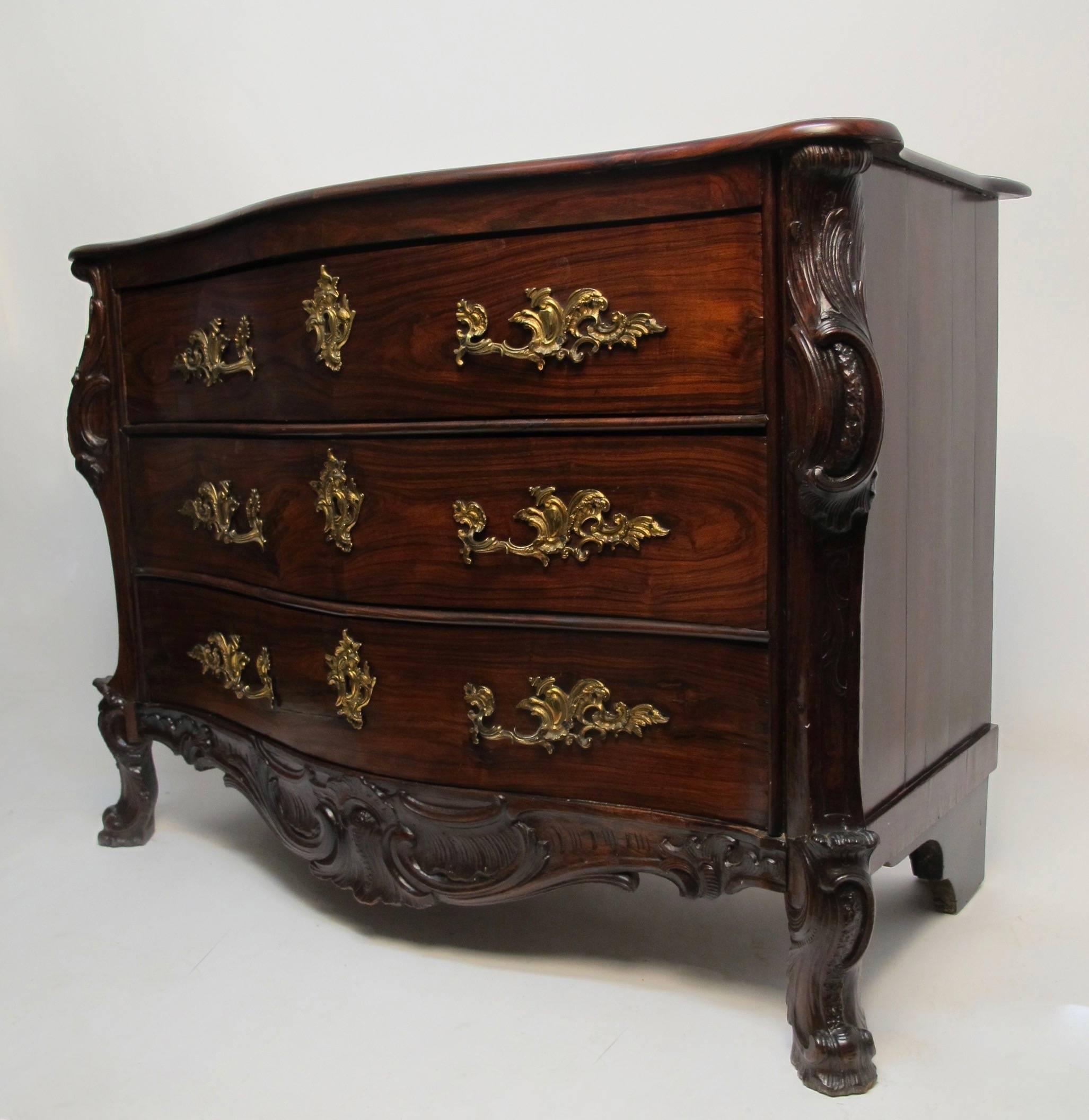 Early 19th Century Portuguese Rosewood Commode, Chest of Drawers In Good Condition For Sale In San Francisco, CA