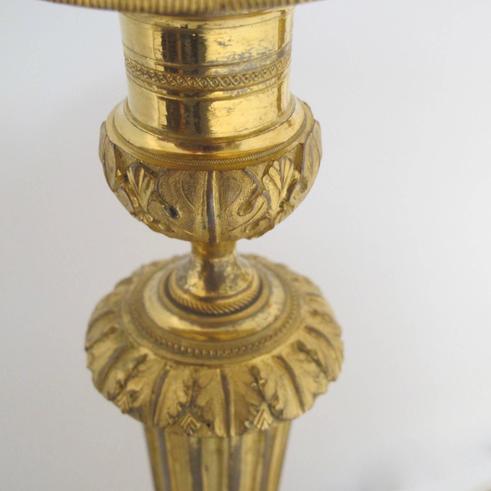 Paar Kerzenleuchter aus vergoldeter Bronze im Louis-XVI-Stil 1