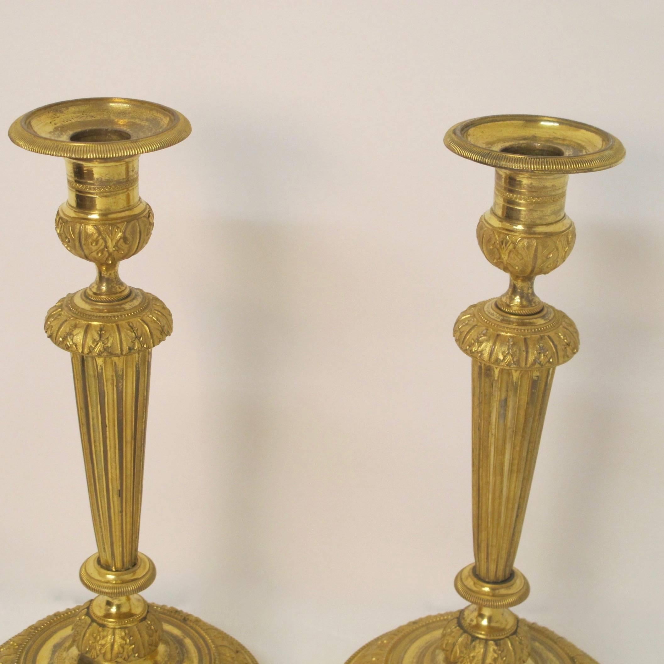 Paar Kerzenleuchter aus vergoldeter Bronze im Louis-XVI-Stil im Zustand „Gut“ in San Francisco, CA