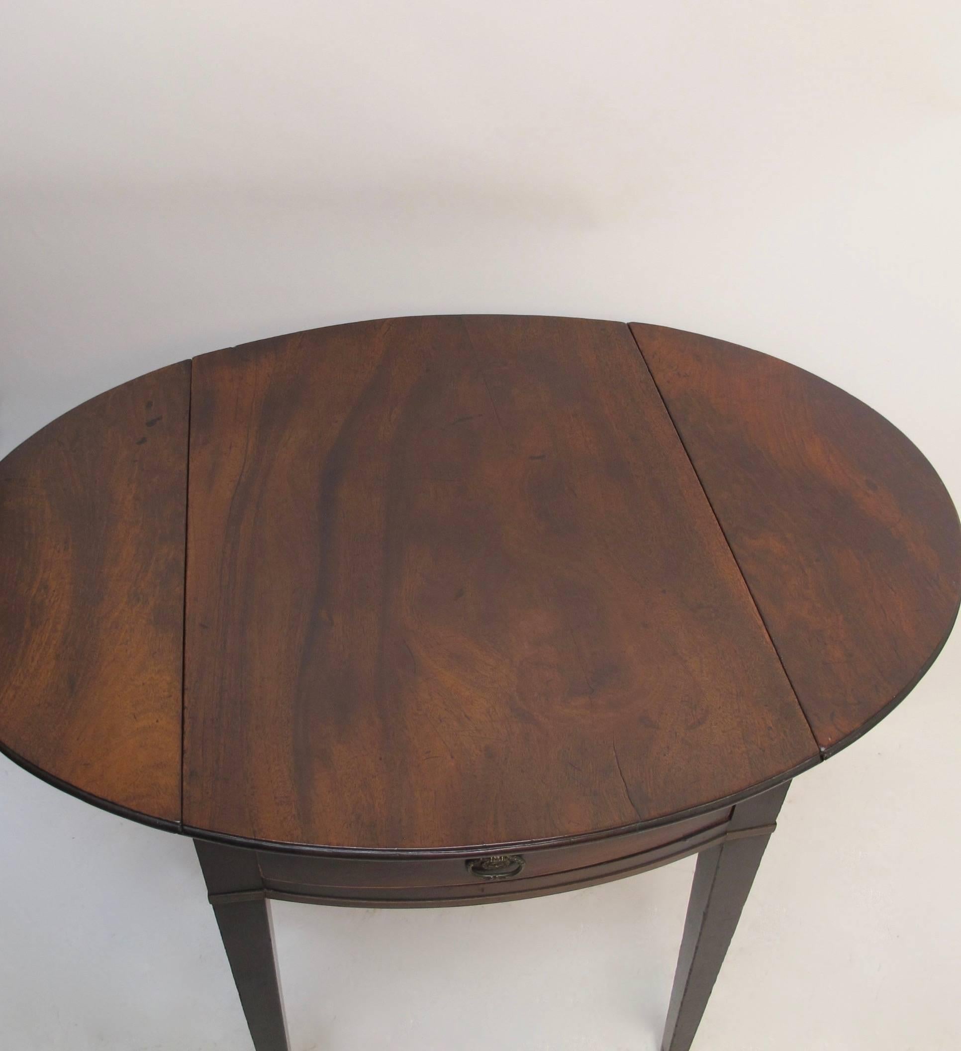   early 19th century English Mahogany Pembroke dropleaf side Table 1