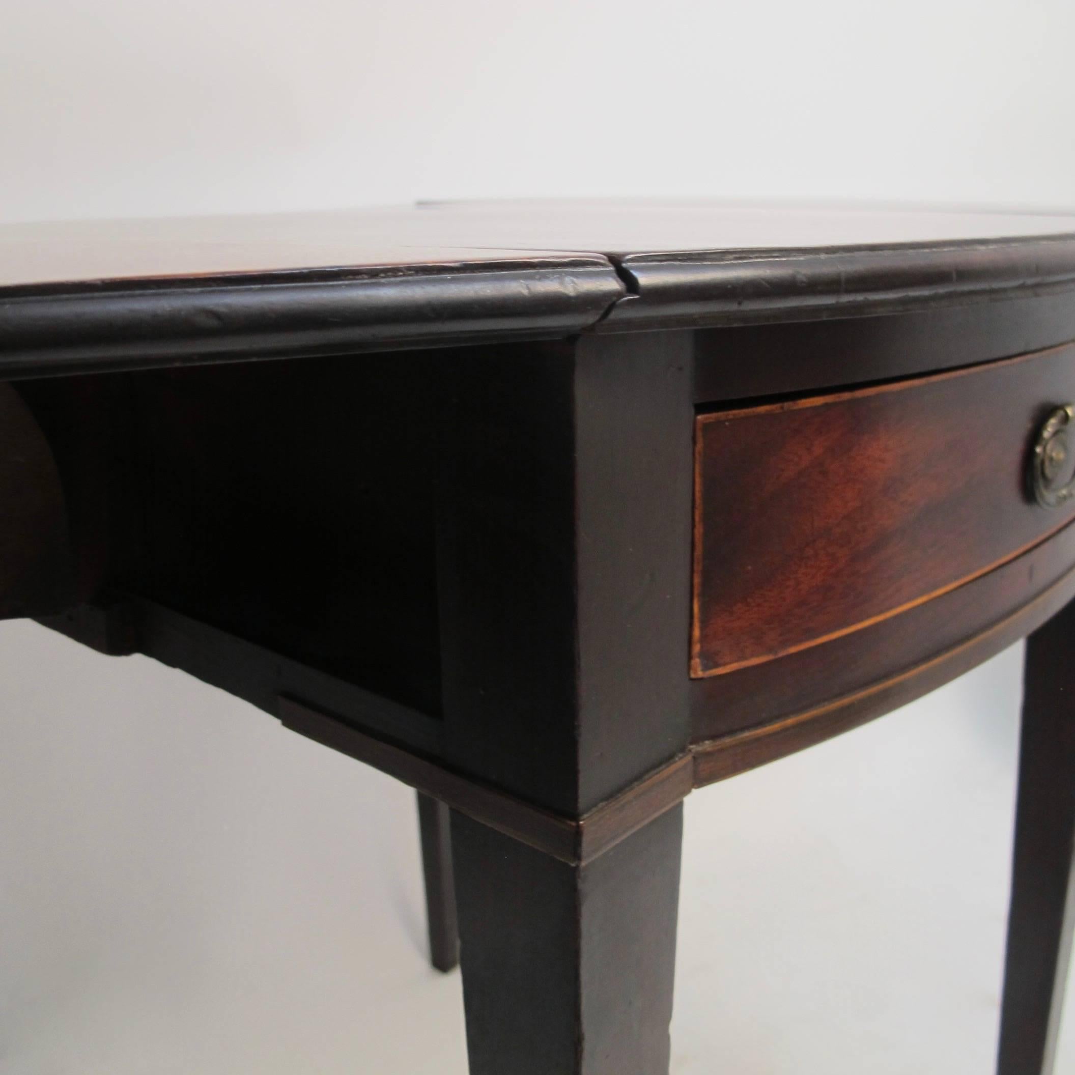   early 19th century English Mahogany Pembroke dropleaf side Table 2