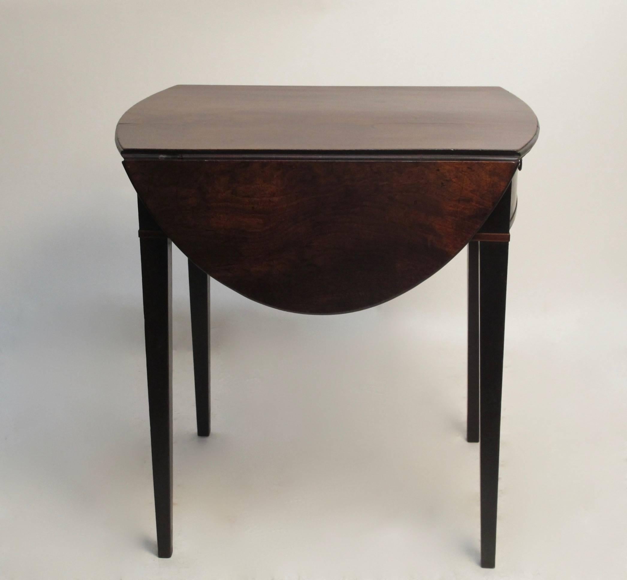   early 19th century English Mahogany Pembroke dropleaf side Table In Excellent Condition In San Francisco, CA