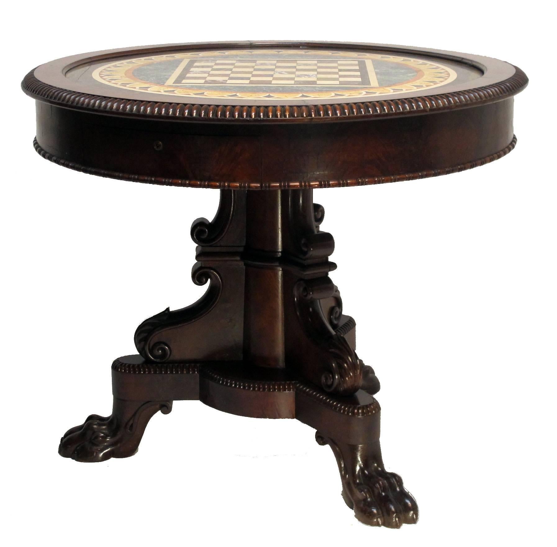 Sculpté Table de jeu de style Régence anglaise en acajou et marbre en vente