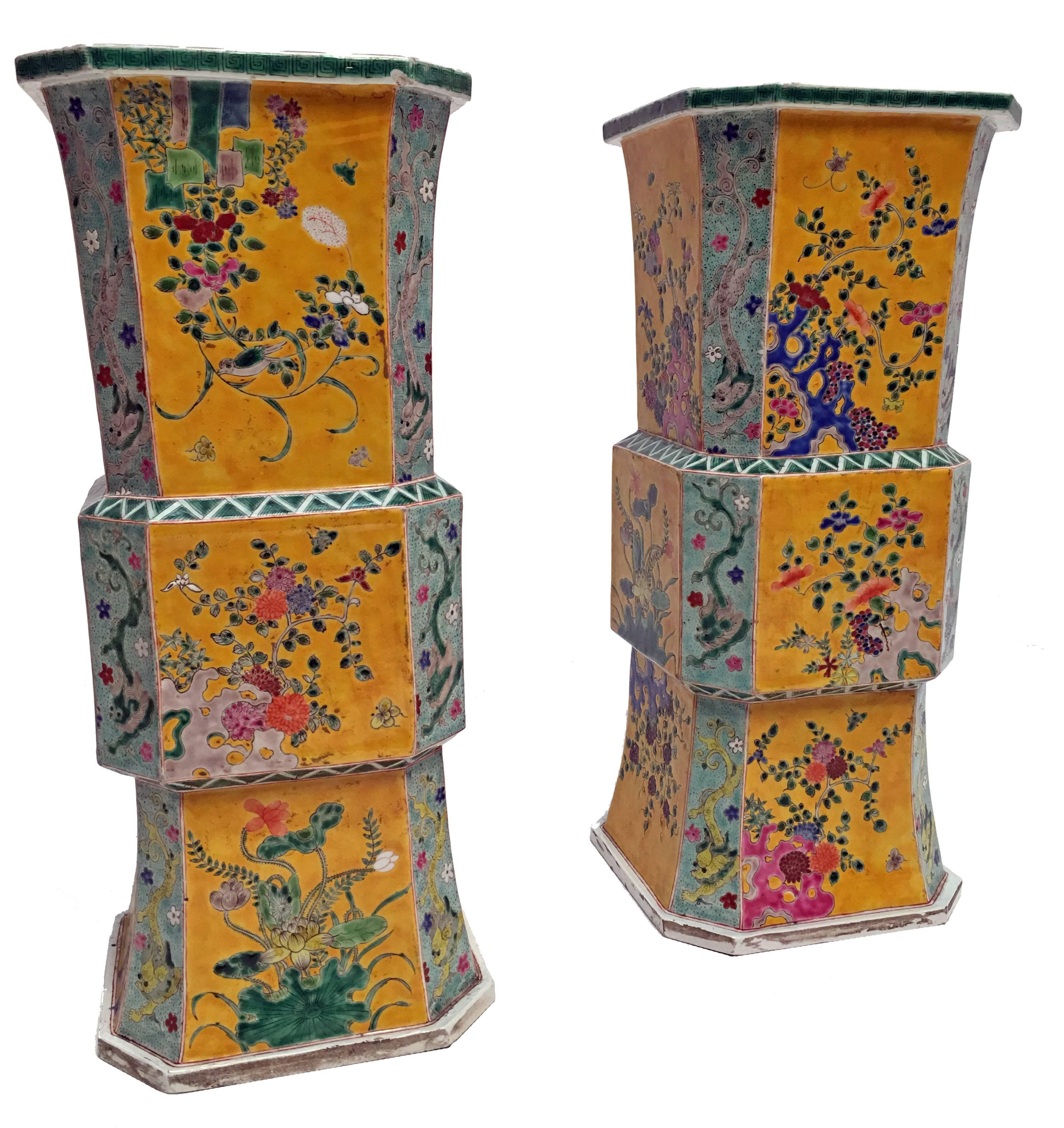 Une grande et extraordinaire paire de vases en porcelaine jaune de la période Meiji avec une décoration florale peinte à la main. Merveilleuses couleurs et présence, des vases vraiment remarquables. L'ensemble est en remarquable état d'ancienneté,