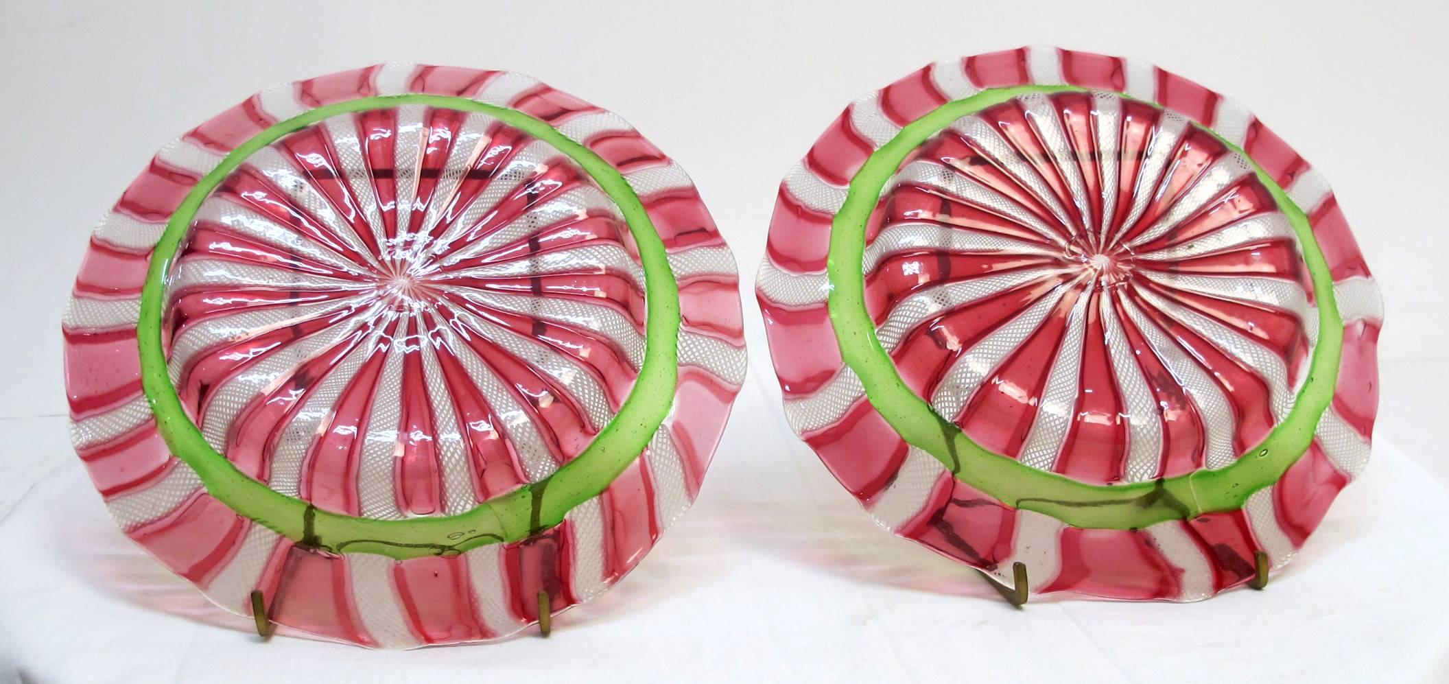 A beautiful rare pair of vintage Venetian glass luncheon or display plates (possibly Salviati), Italy, mid-20th century.