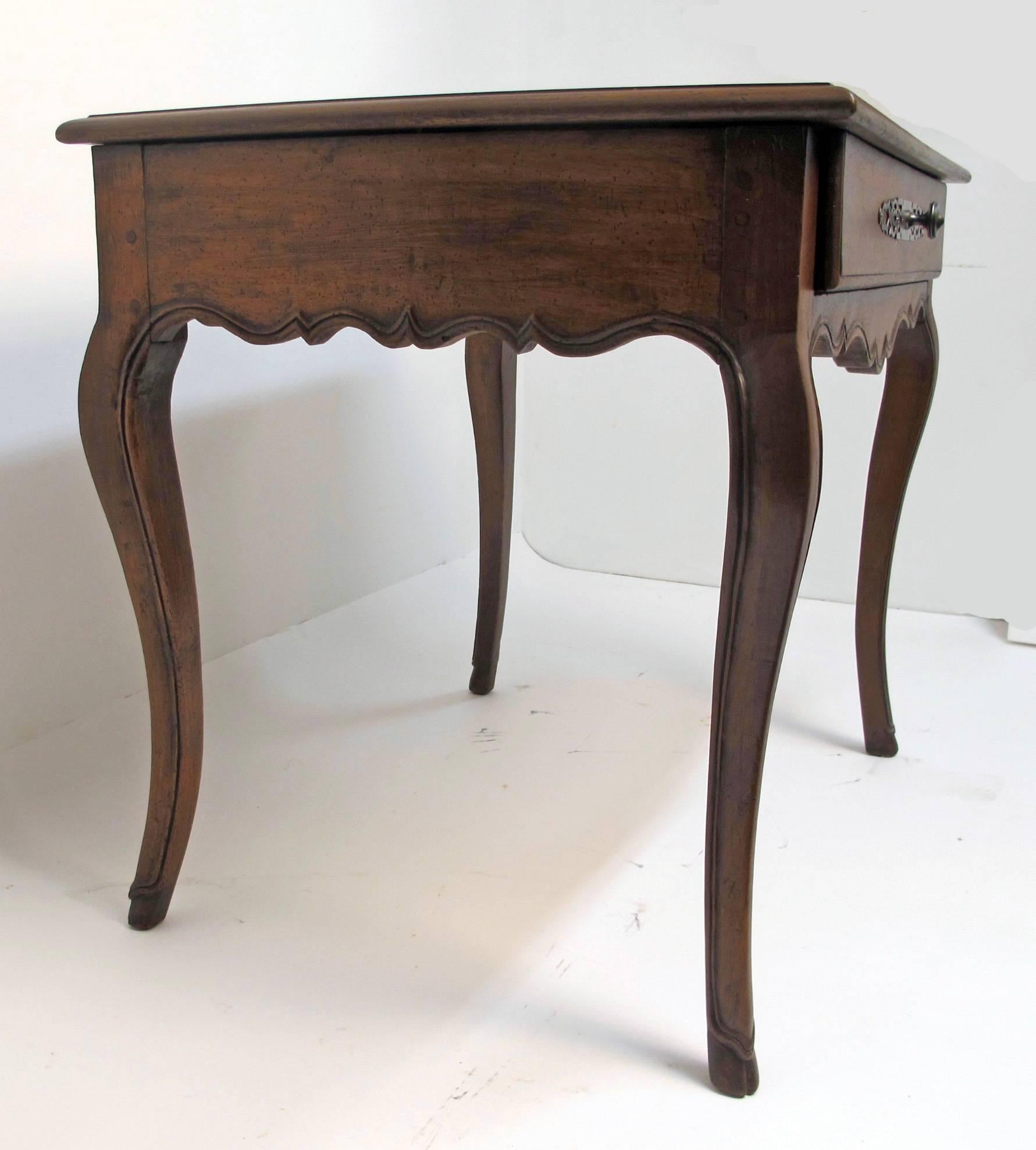 18th Century French Louis XVI Walnut Writing Table or Desk, Circa 1780 In Good Condition For Sale In San Francisco, CA