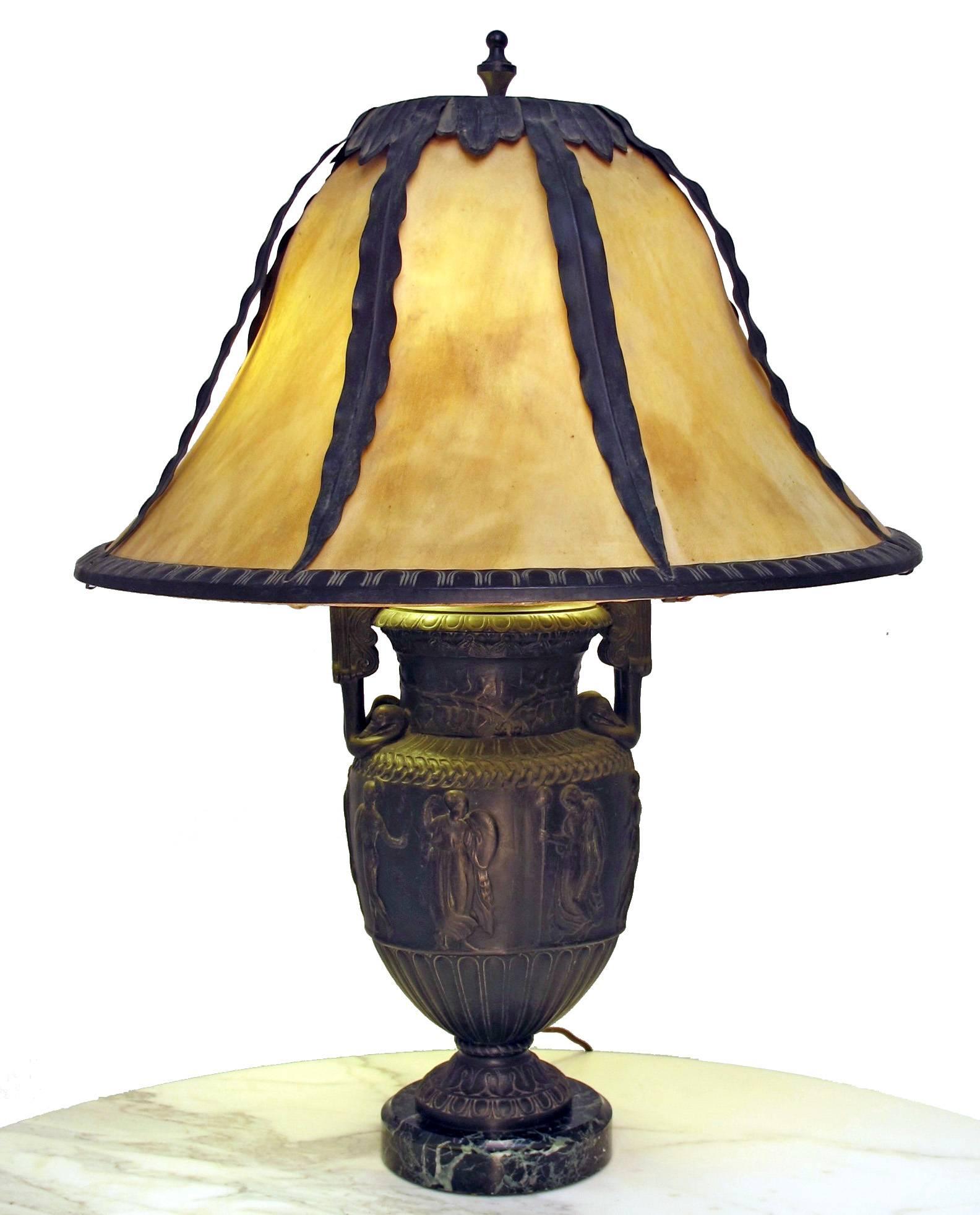 XIXe siècle Lampe de table en forme d'urne néoclassique en vente