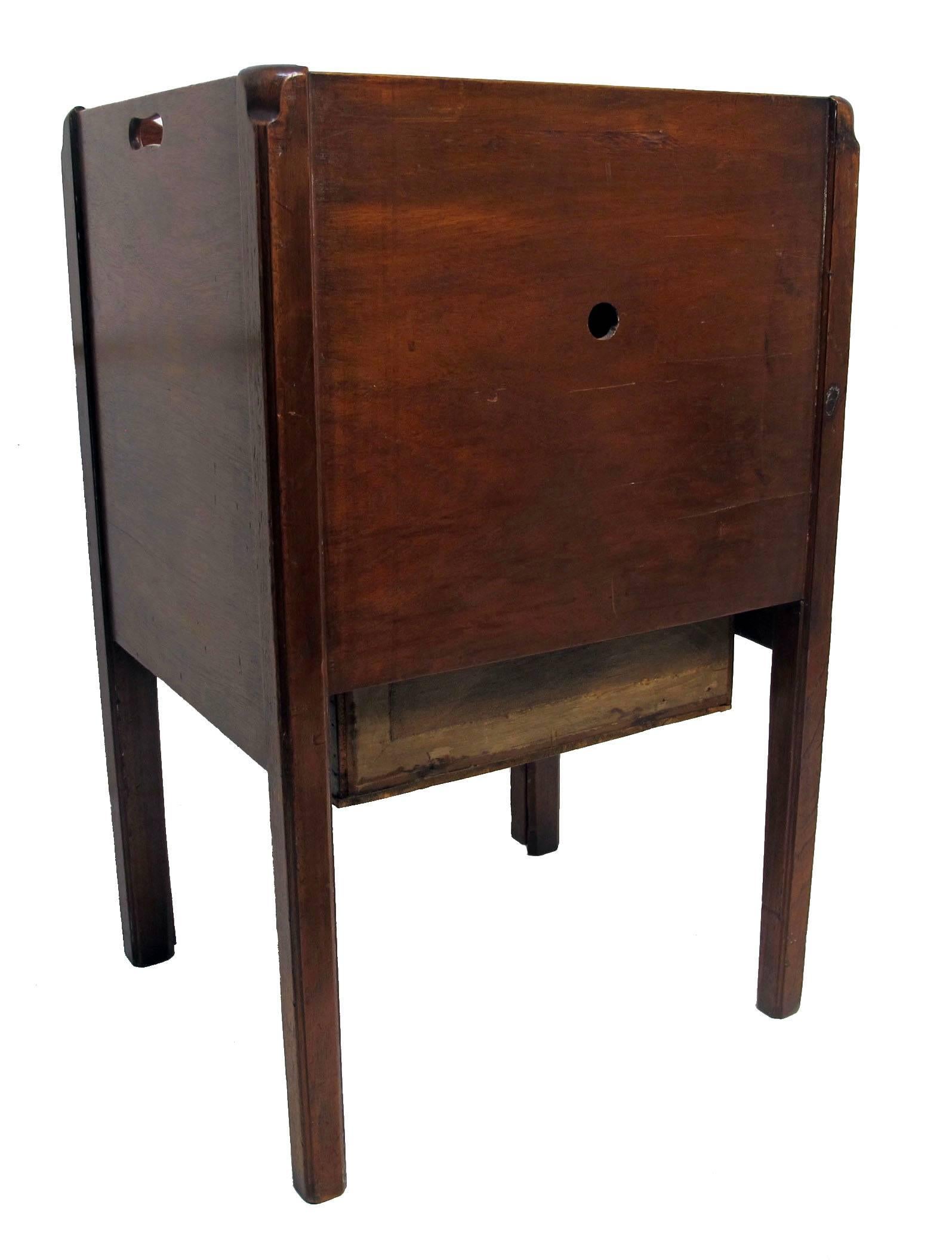 Mahogany Georgian Bedside Cabinet, England 19th Century For Sale 4