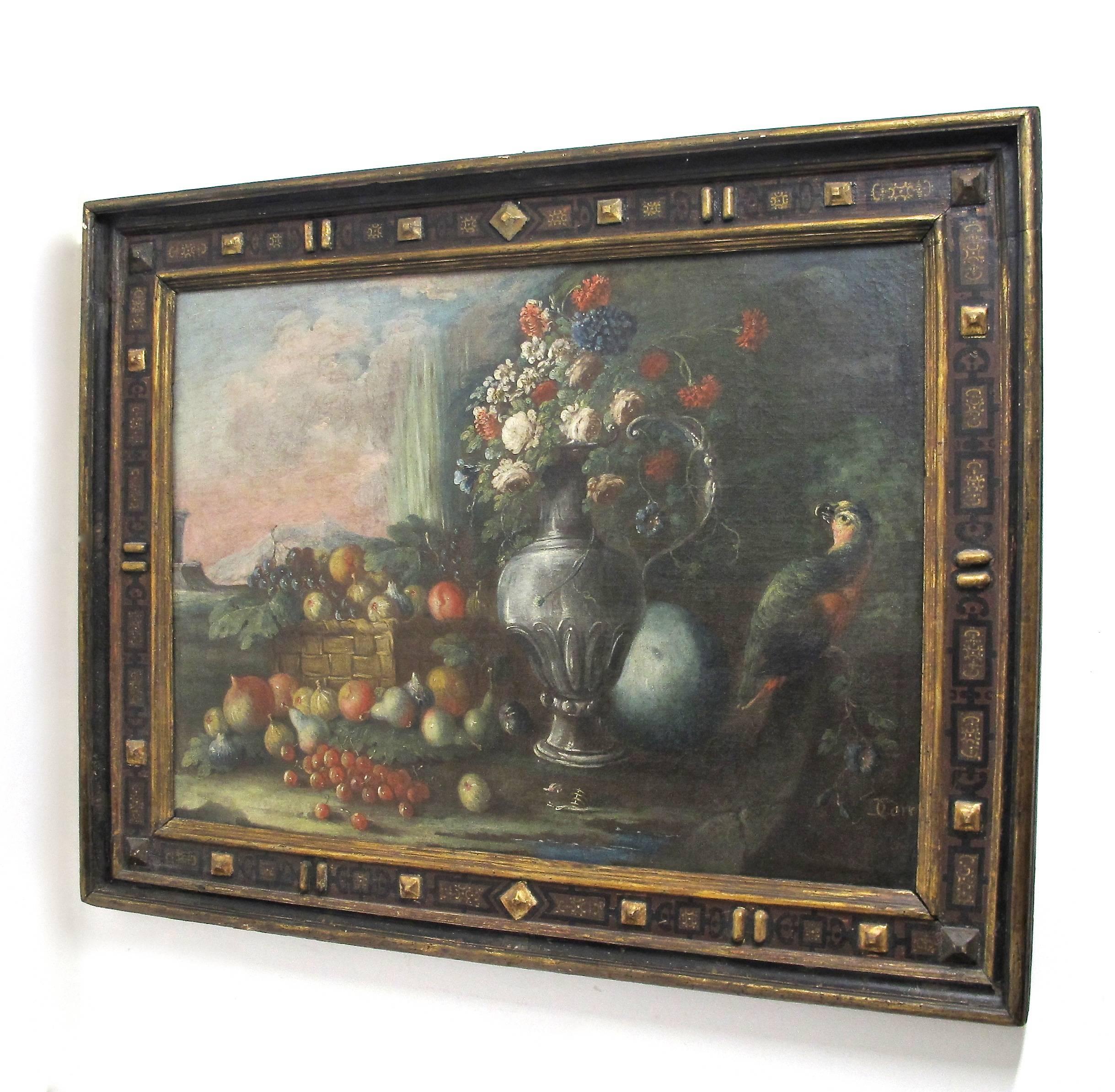 Peinture de nature morte à grande échelle magnifiquement exécutée avec des fruits, des fleurs et un perroquet débordants. Huile sur toile, dans un cadre d'époque sculpté, peint et doré. Signé dans le coin inférieur droit. Italie, fin du XVIIe ou