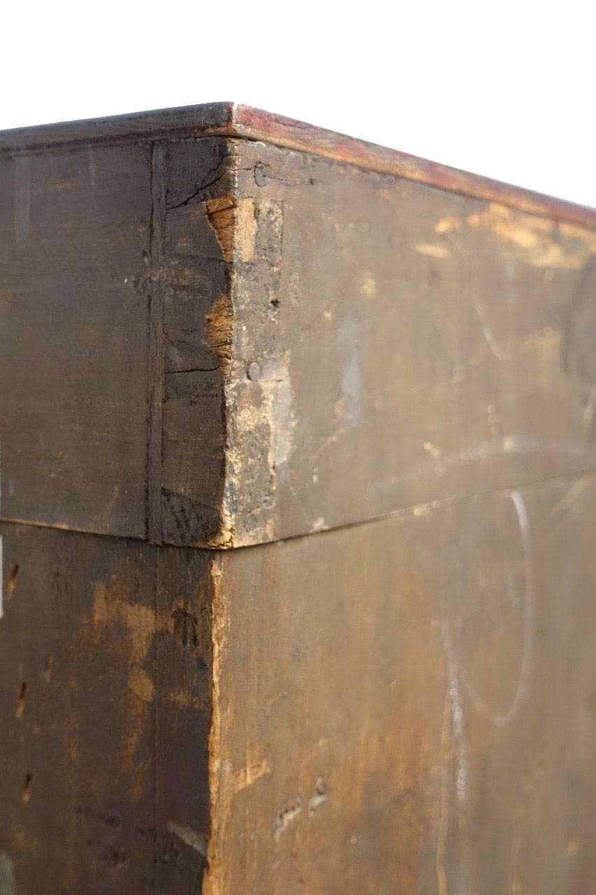 Rot lackierter Eckschrank mit Chinoiserie-Dekoration, um 1860 (Holz) im Angebot