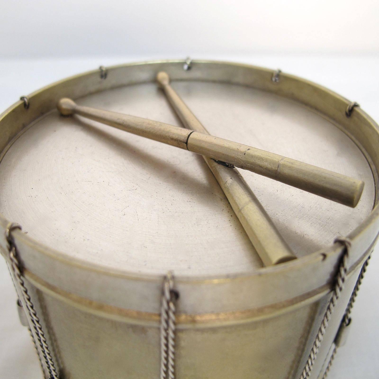 Européen Boîte à tambour en forme de tambour en argent doré, 19ème siècle en vente