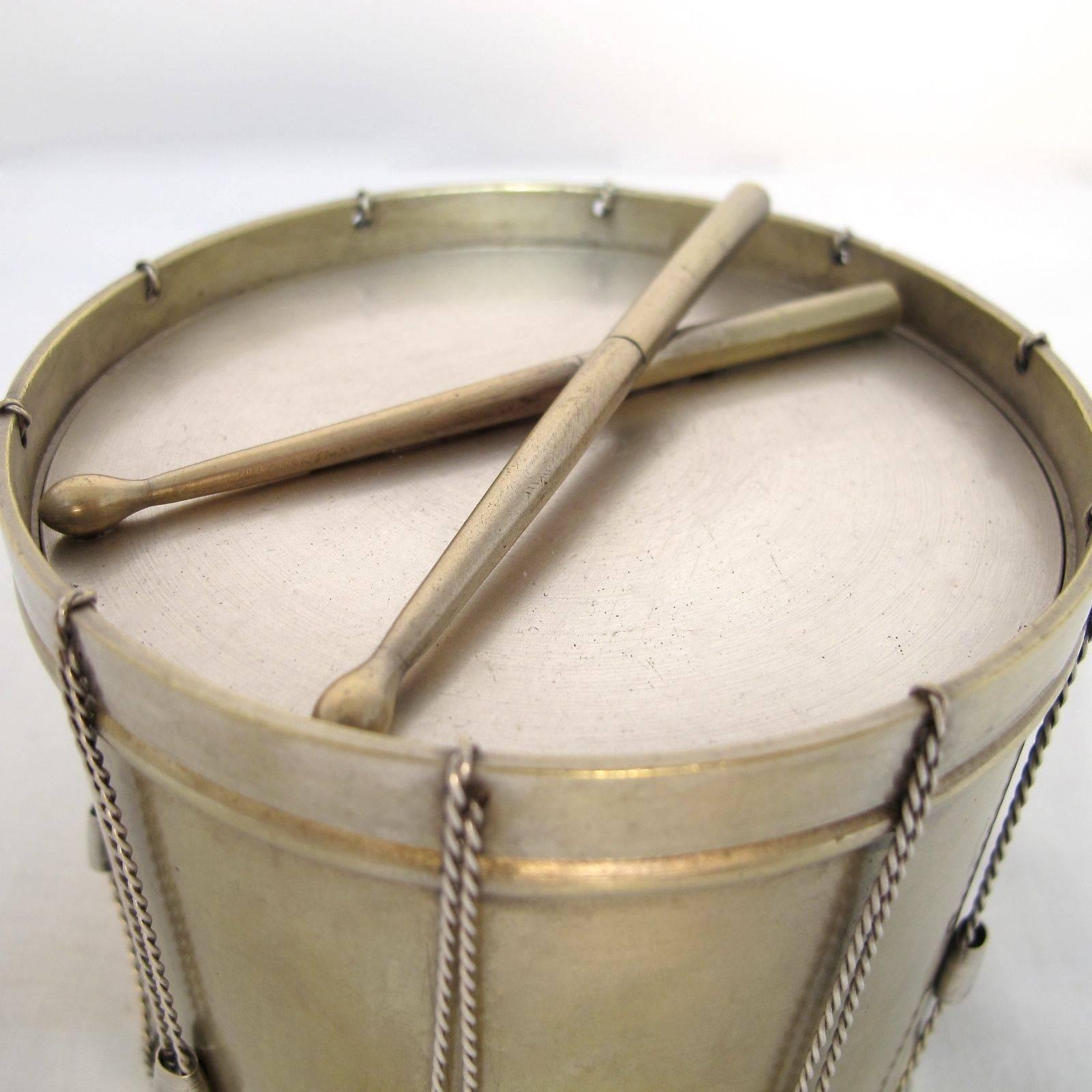Doré Boîte à tambour en forme de tambour en argent doré, 19ème siècle en vente