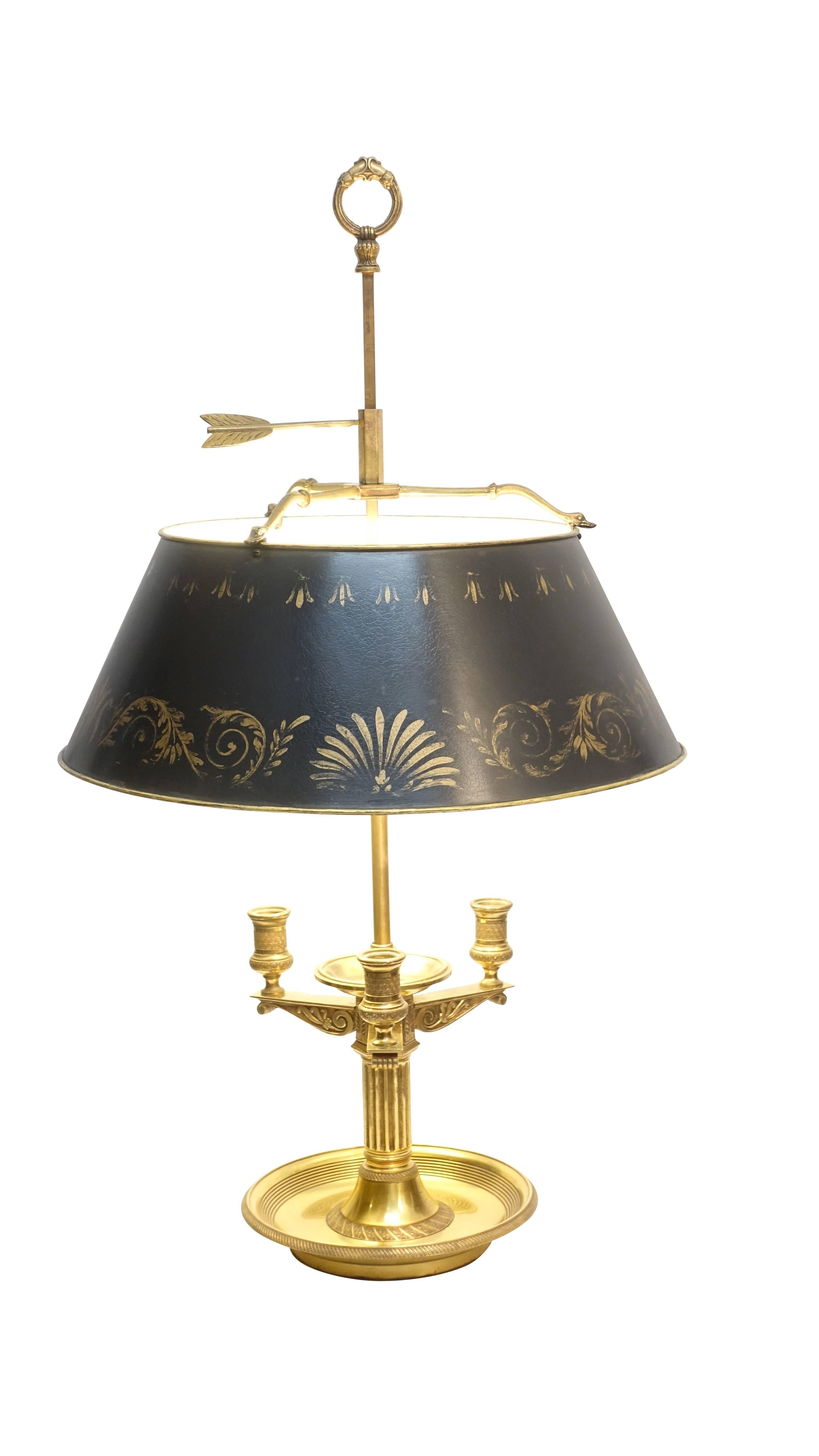 Französische Bouillotte-Lampe im Empire-Stil aus Messing mit schwarzem und vergoldetem Zinnschirm (20. Jahrhundert) im Angebot