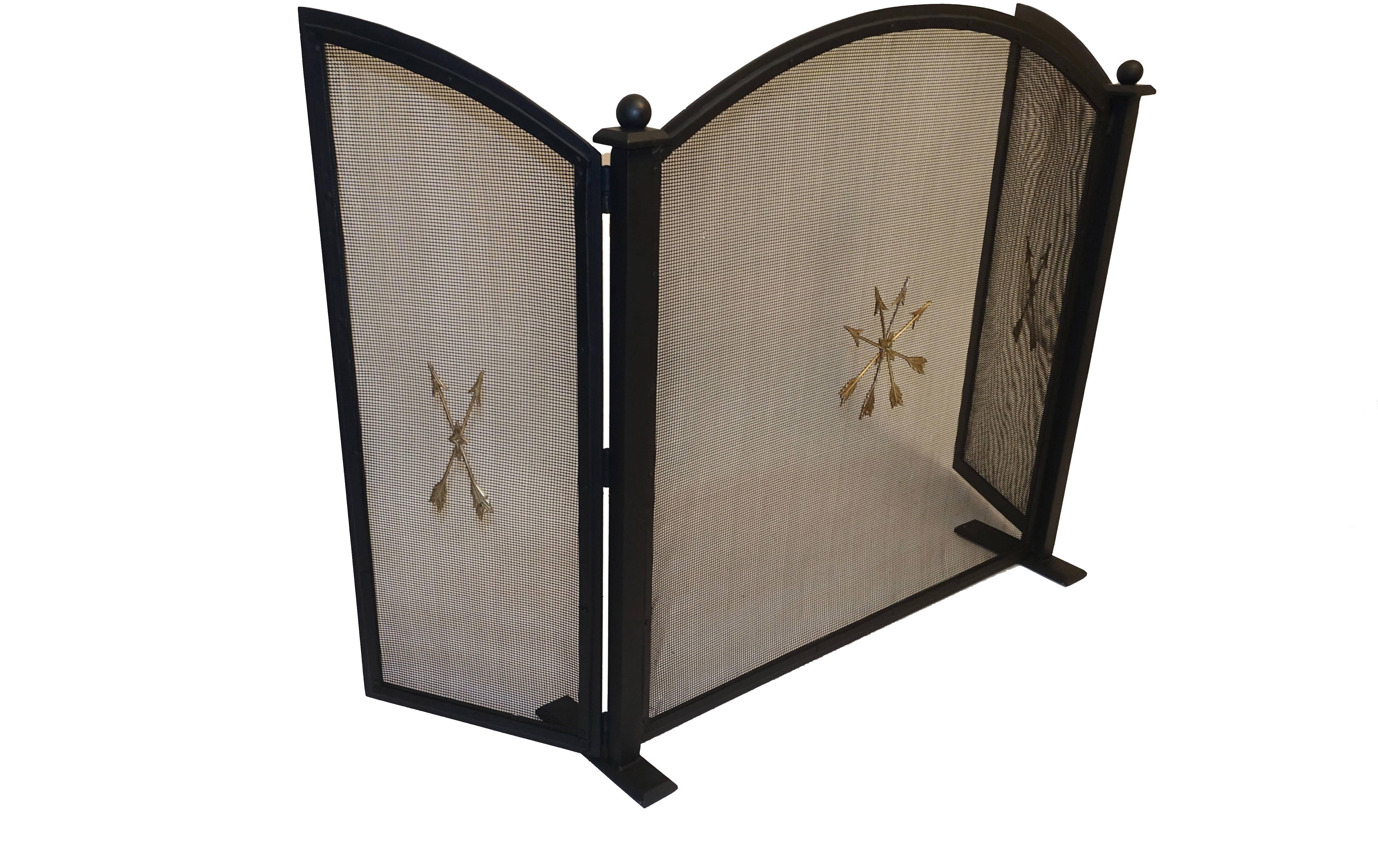French Empire style black painted wrought iron three panel fireplace screen having brass crossed arrows appliqué decoration, American, circa 1940s. Fully reconditioned.
Measure: The width of each side panel is 12 inches and the centre panel