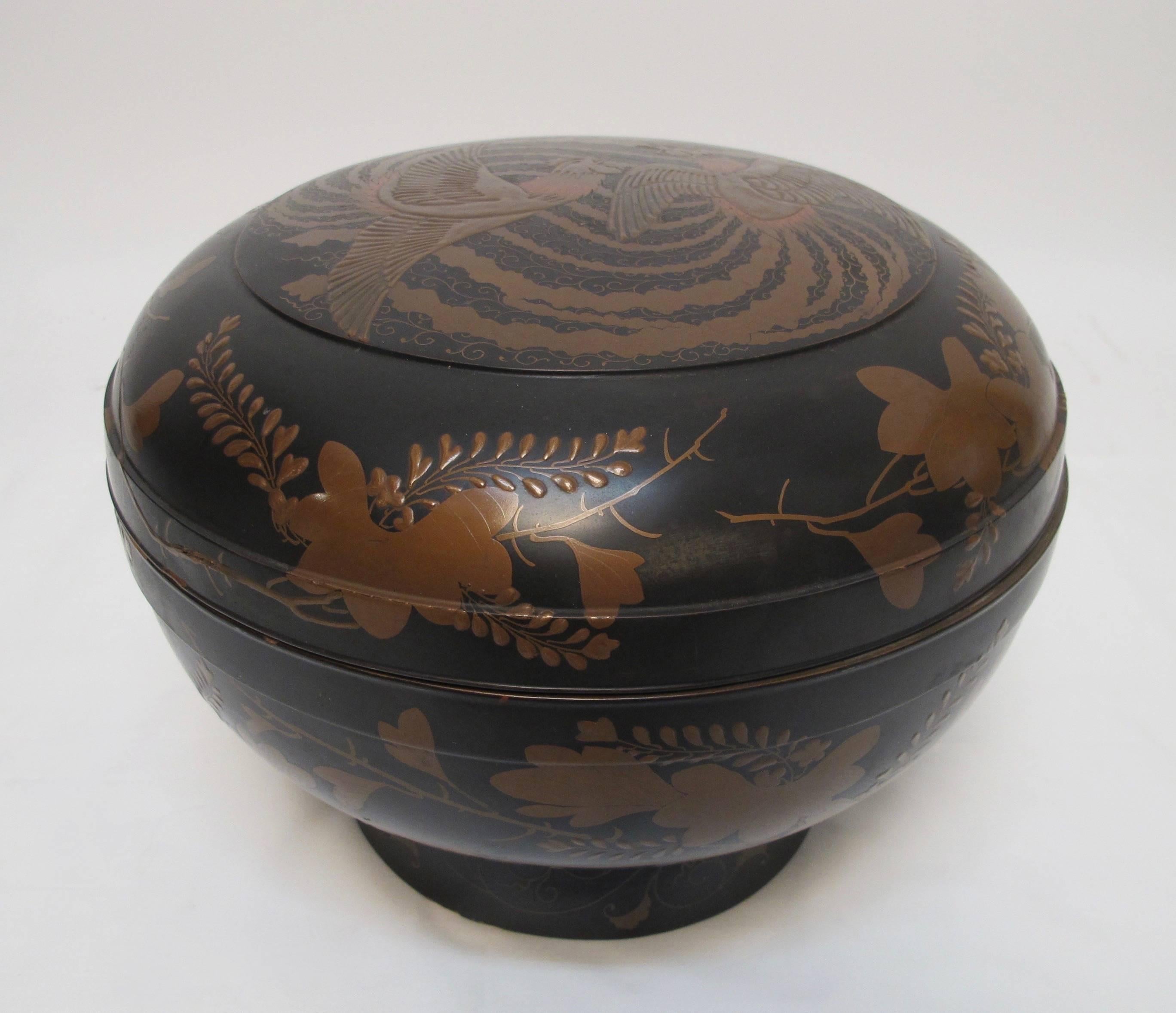 Japanese Meiji Period Lacquered Lidded Bowl For Sale 4