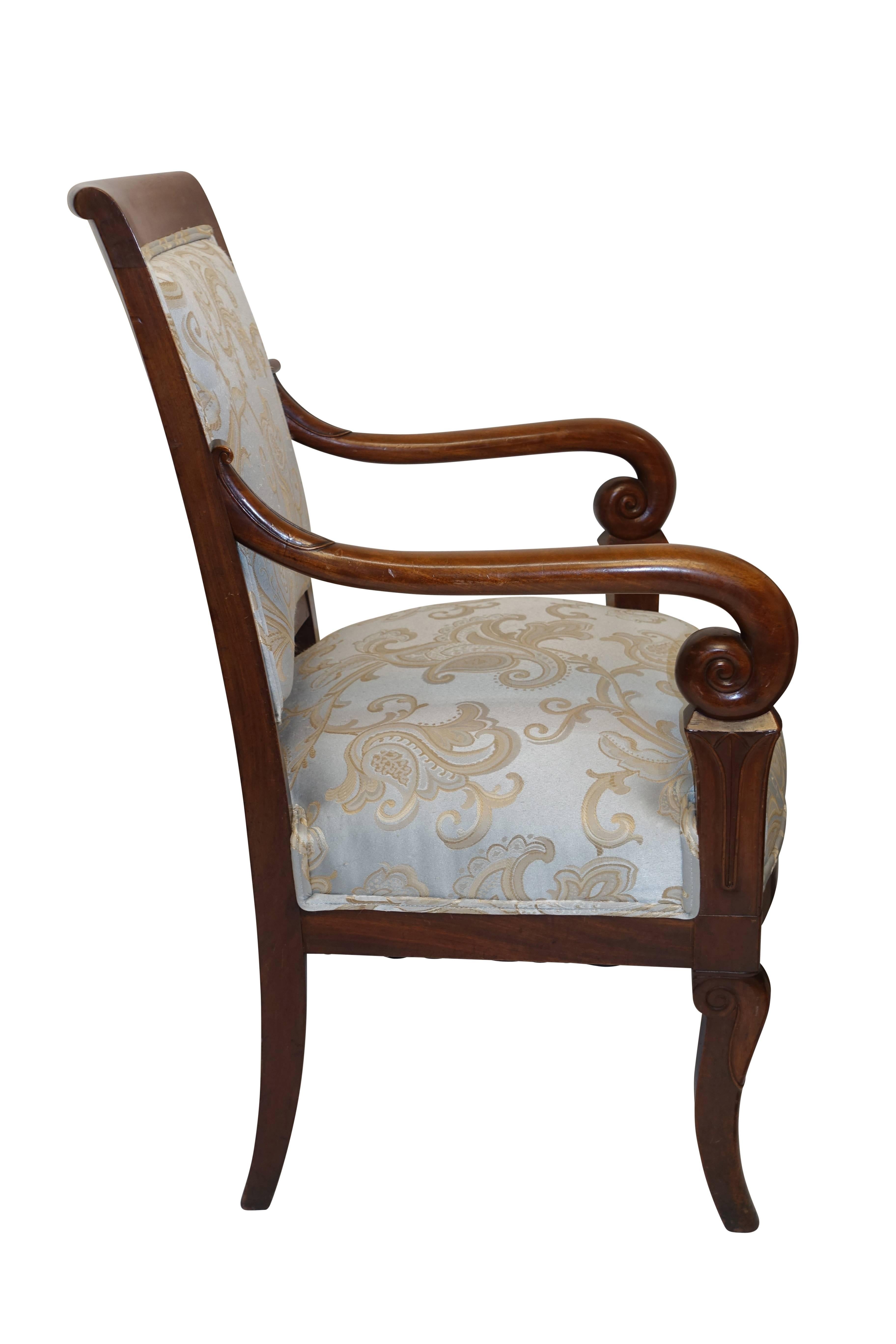 Paar Charles X.-Fauteuils aus Nussbaumholz, französisch, um 1830 im Angebot 4