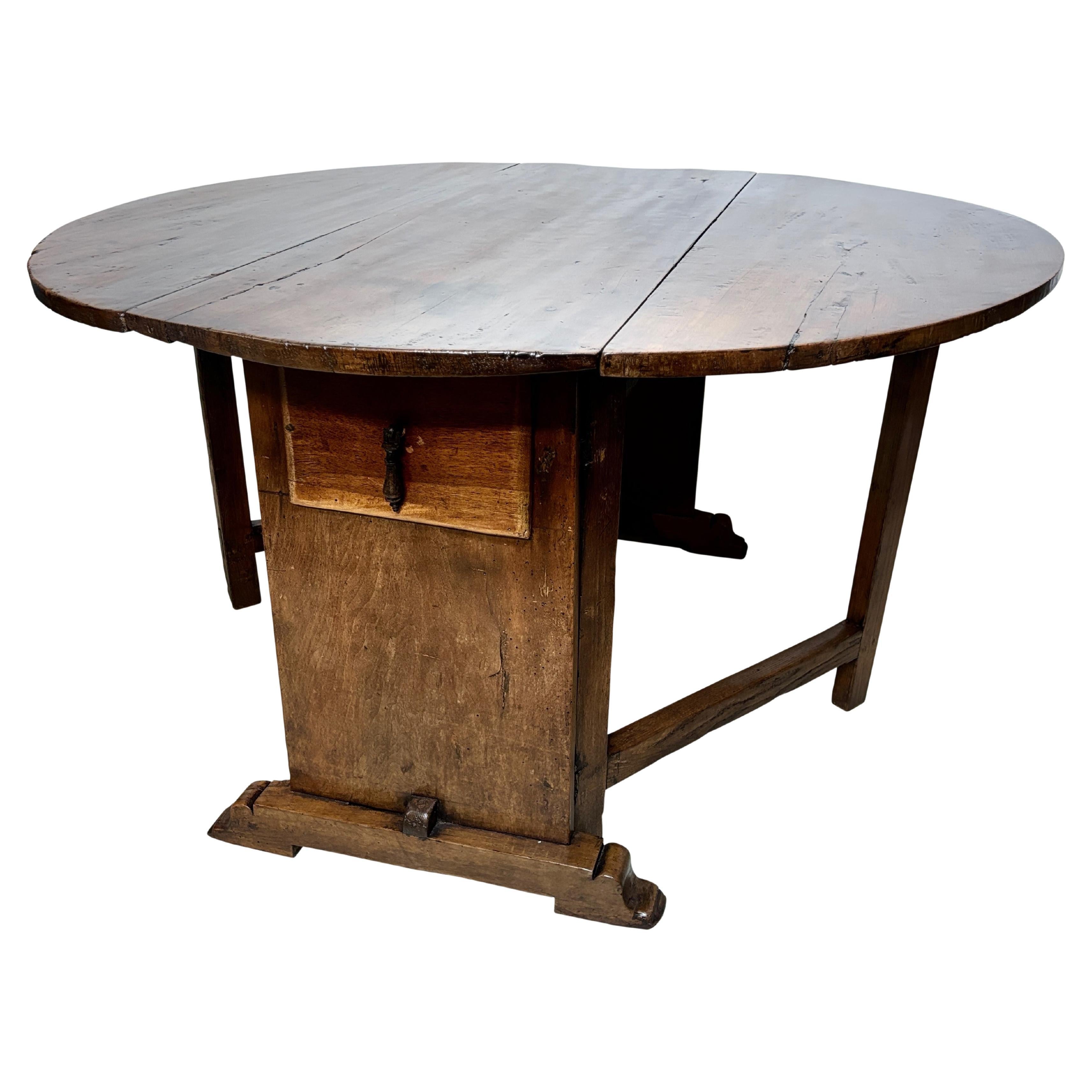 Table de salle à manger ronde italienne du 18ème siècle en noyer à feuilles tombantes