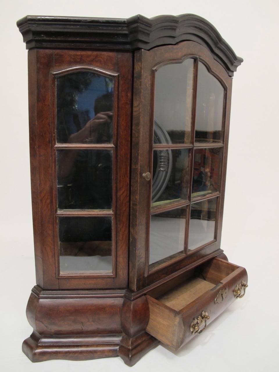 Cabinet Vitrine in noce in miniatura olandese del XIX secolo In condizioni ottime in vendita a San Francisco, CA