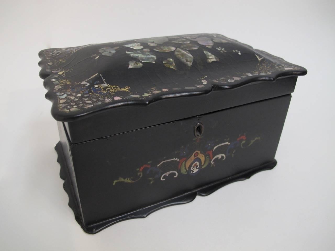 19th Century English Papier Mâché Tea Caddy In Good Condition For Sale In San Francisco, CA