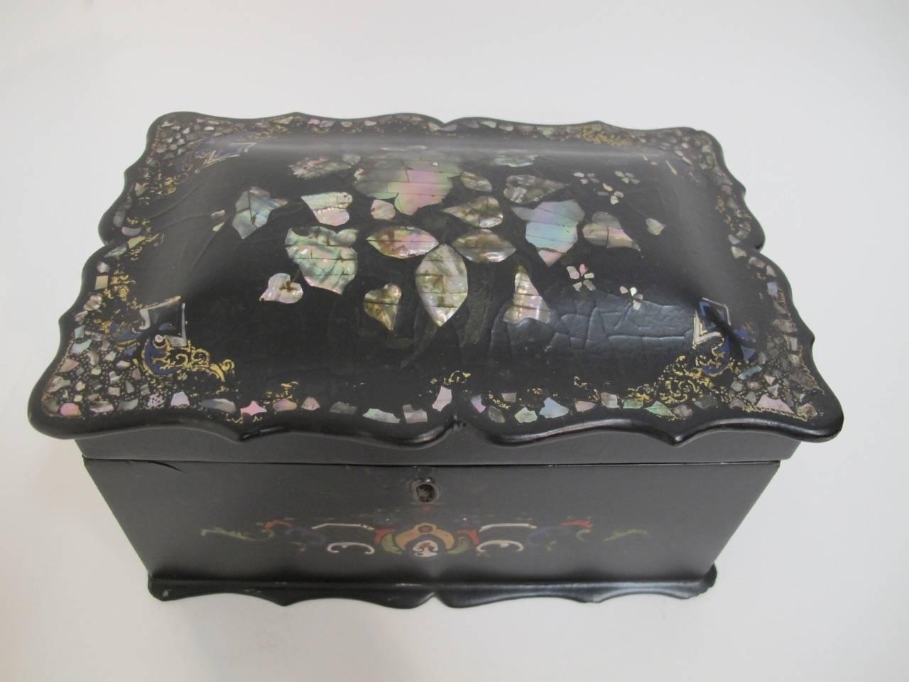 Lovely old papier mâché tea caddy with inlaid mother-of-pearl and hand-painted decoration, England, 19th century.