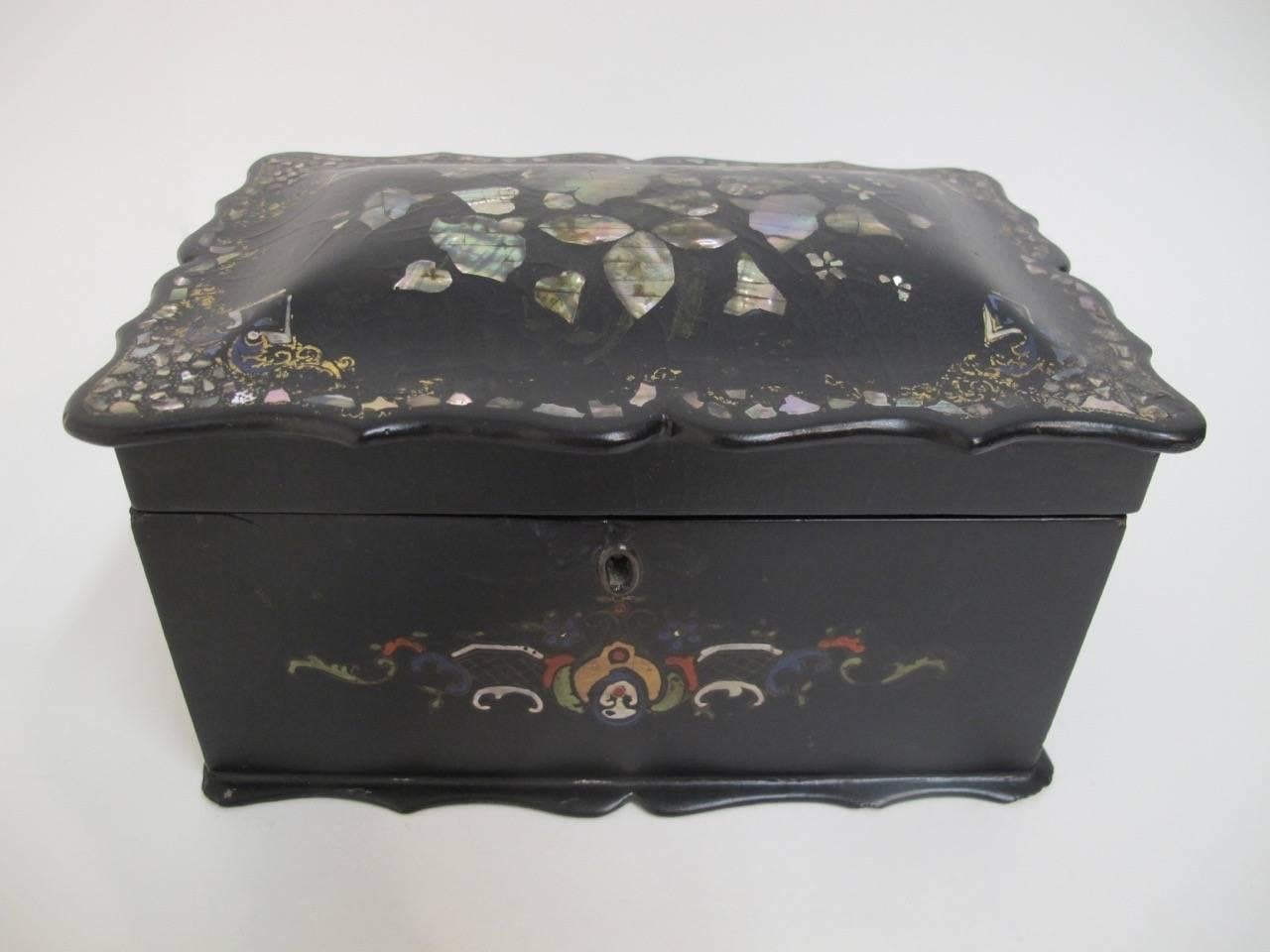 Hand-Painted 19th Century English Papier Mâché Tea Caddy For Sale