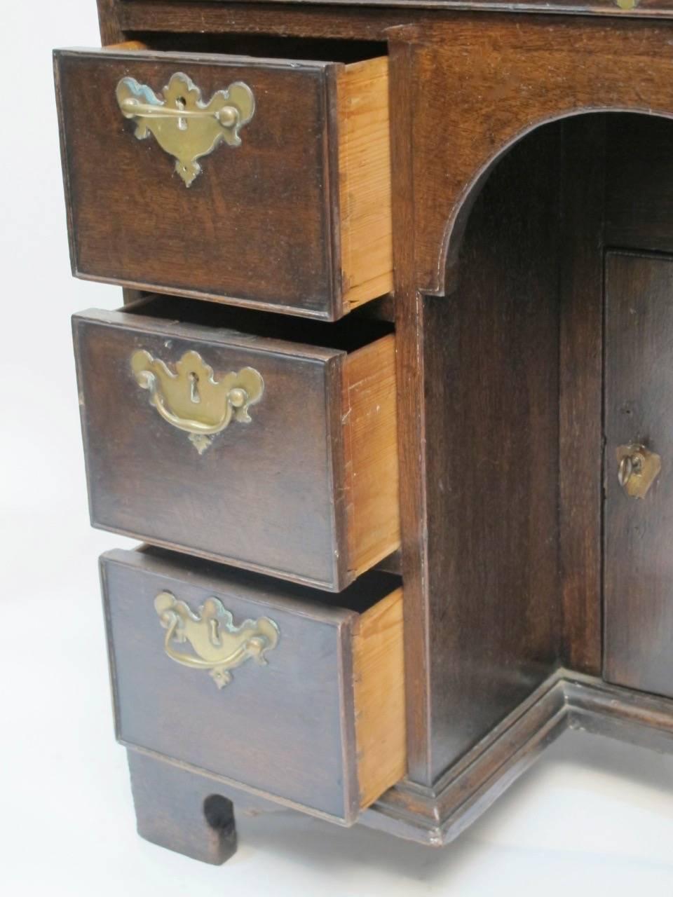 George II Oak Dressing Table or Desk In Excellent Condition For Sale In San Francisco, CA