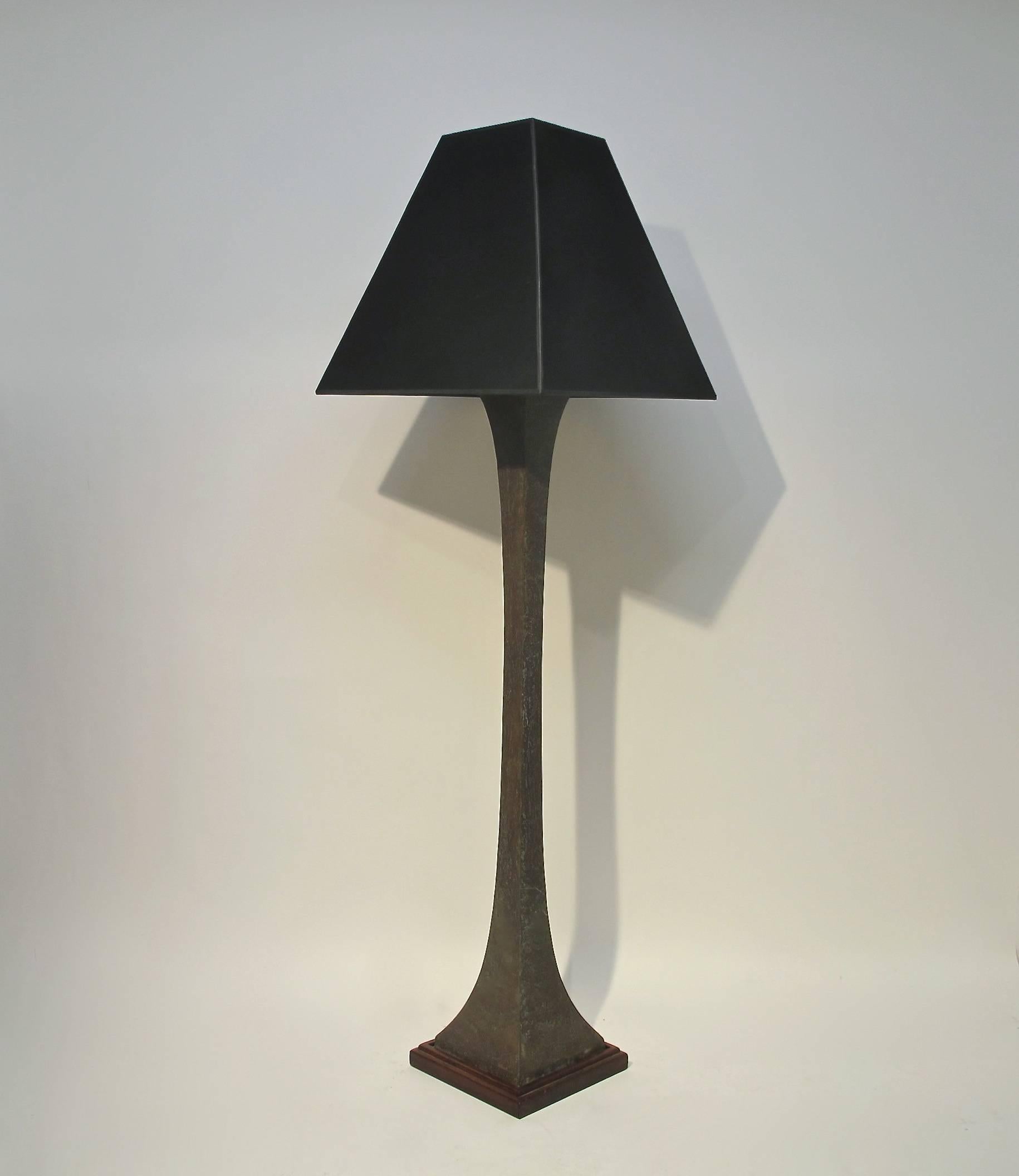 Stehlampe aus Bronze aus der Mitte des Jahrhunderts (Moderne der Mitte des Jahrhunderts) im Angebot