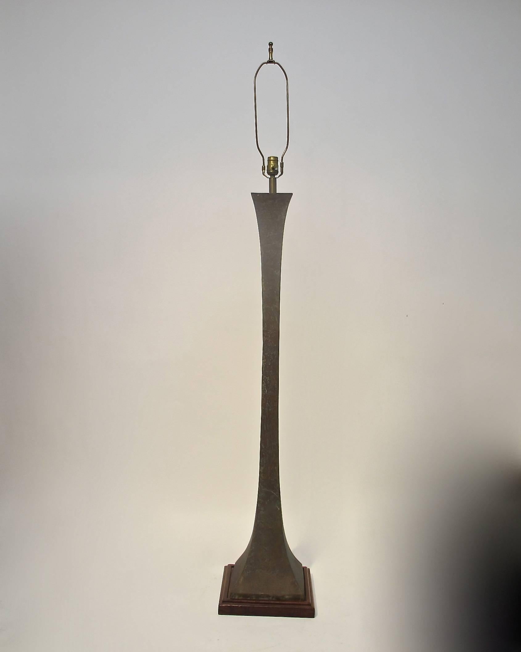 Stehlampe aus Bronze aus der Mitte des Jahrhunderts (amerikanisch) im Angebot