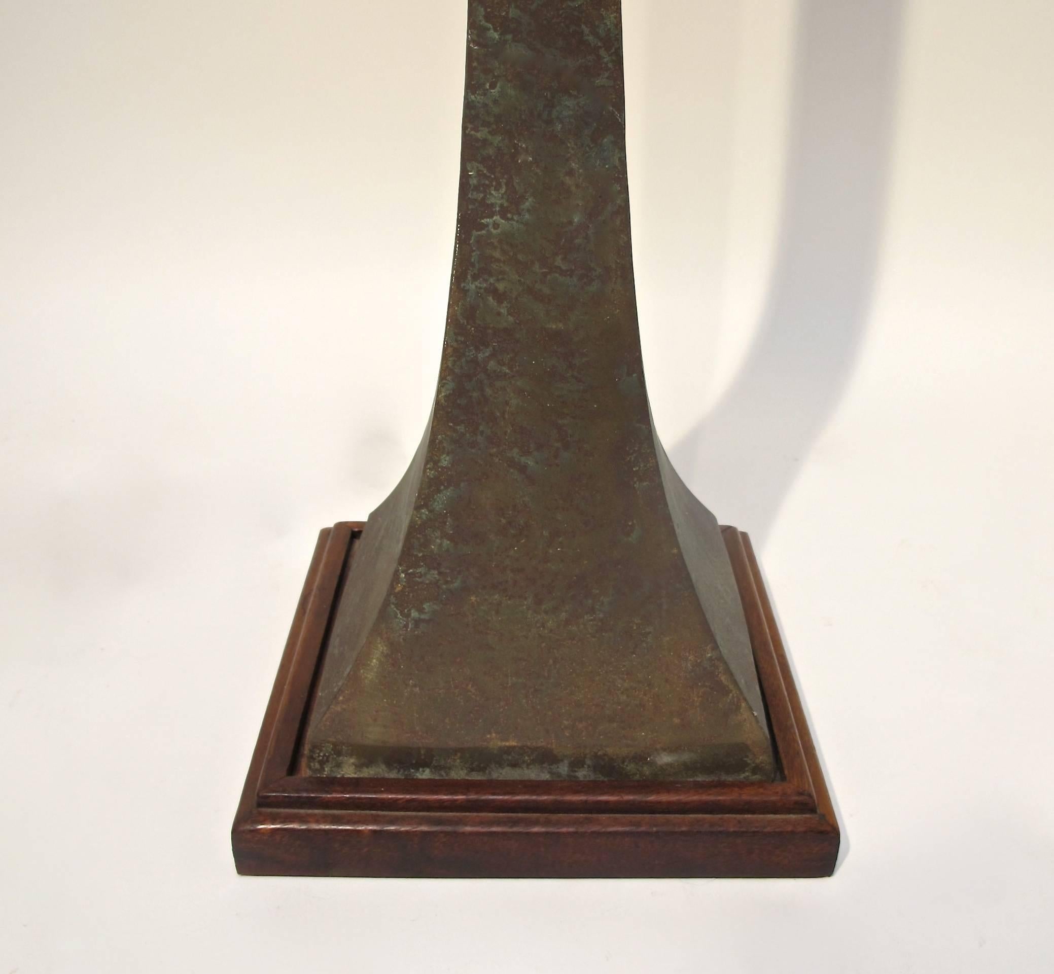 Stehlampe aus Bronze aus der Mitte des Jahrhunderts (Rosenholz) im Angebot