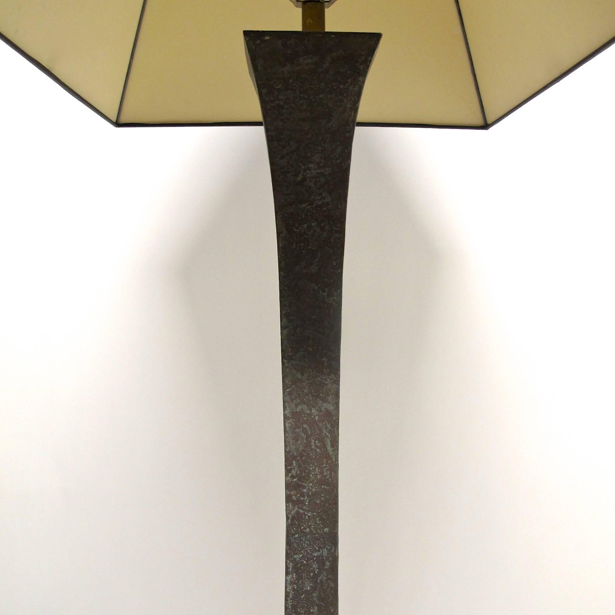 Stehlampe aus Bronze aus der Mitte des Jahrhunderts (20. Jahrhundert) im Angebot