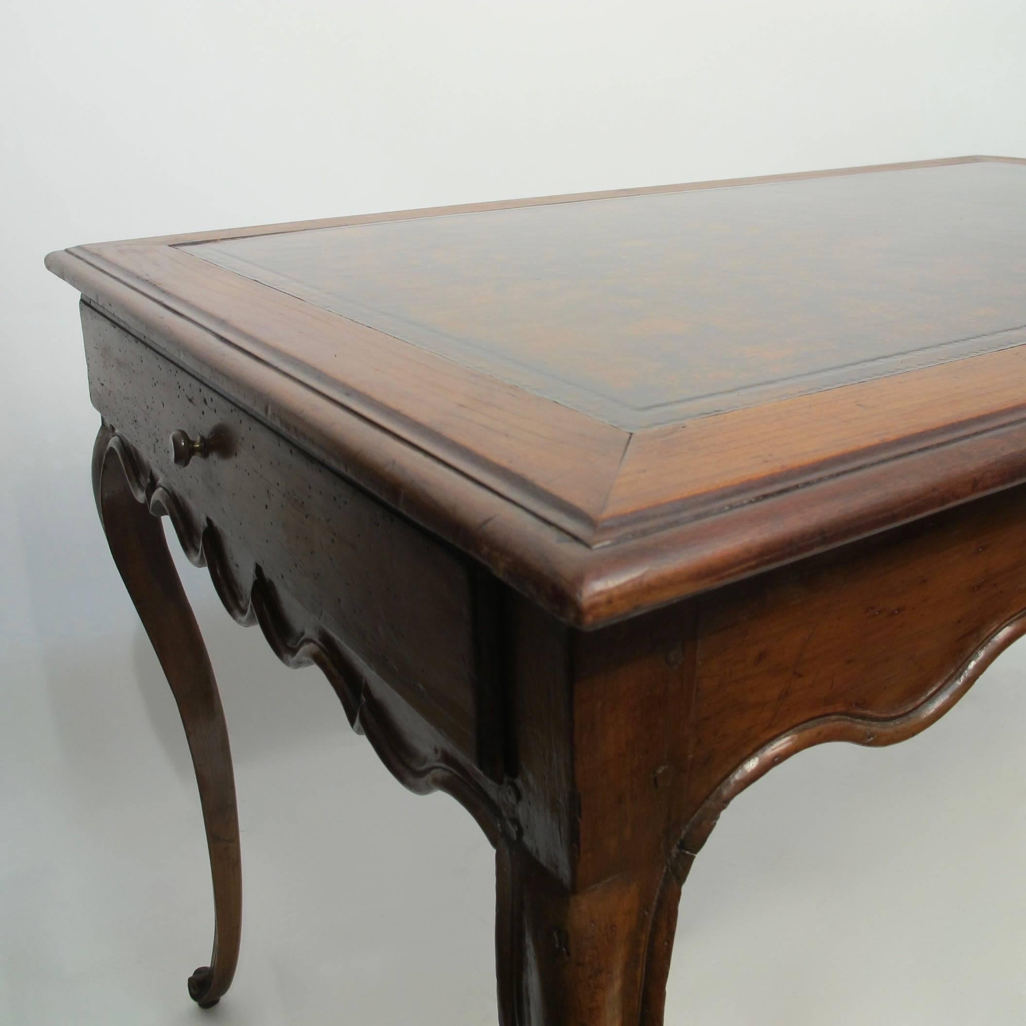 Walnut Writing Table Desk with Inset Leather, French 18th Century In Good Condition In San Francisco, CA