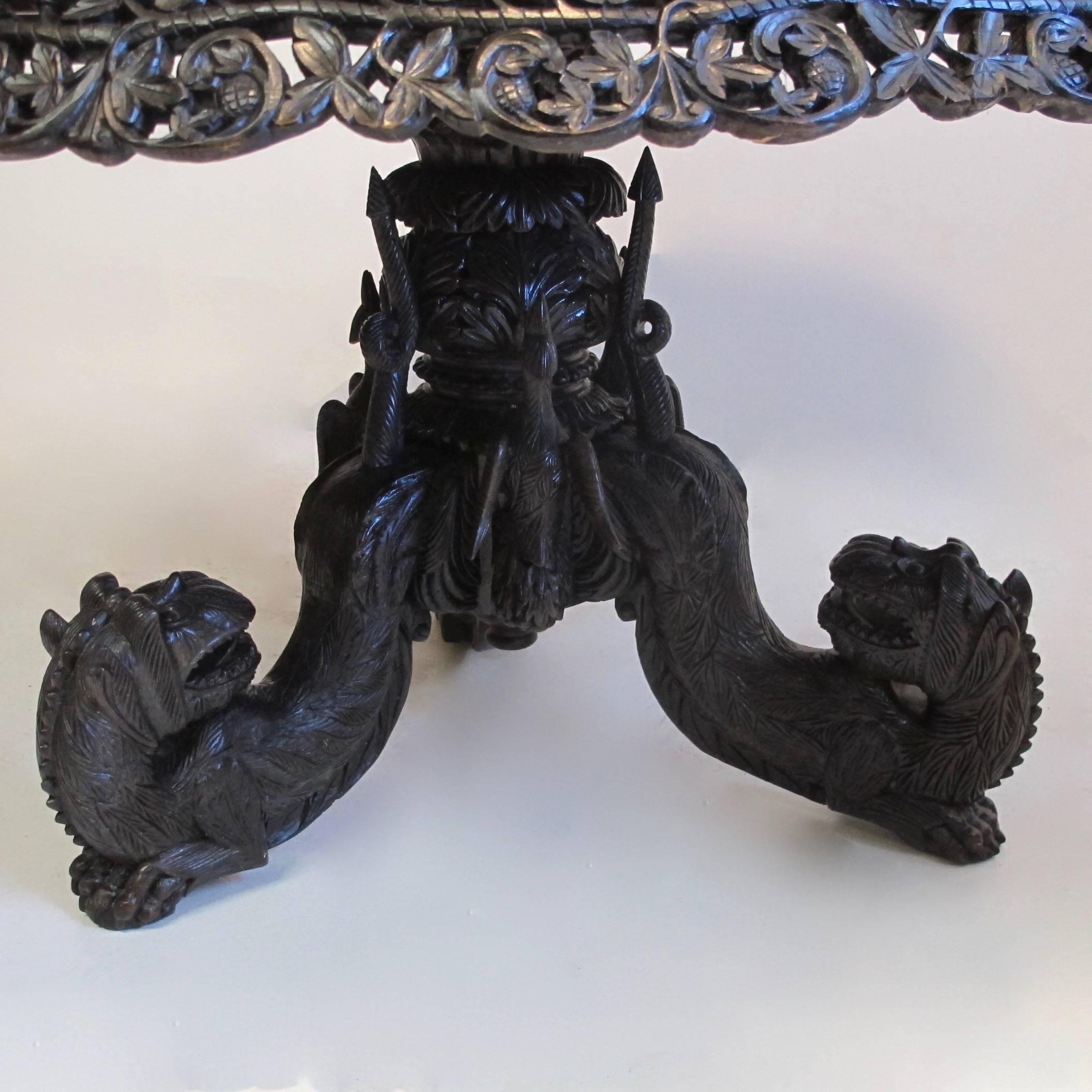 Sculpté à la main Grande table centrale anglo-indienne ancienne en bois de padouk sculpté, milieu du 19ème siècle en vente