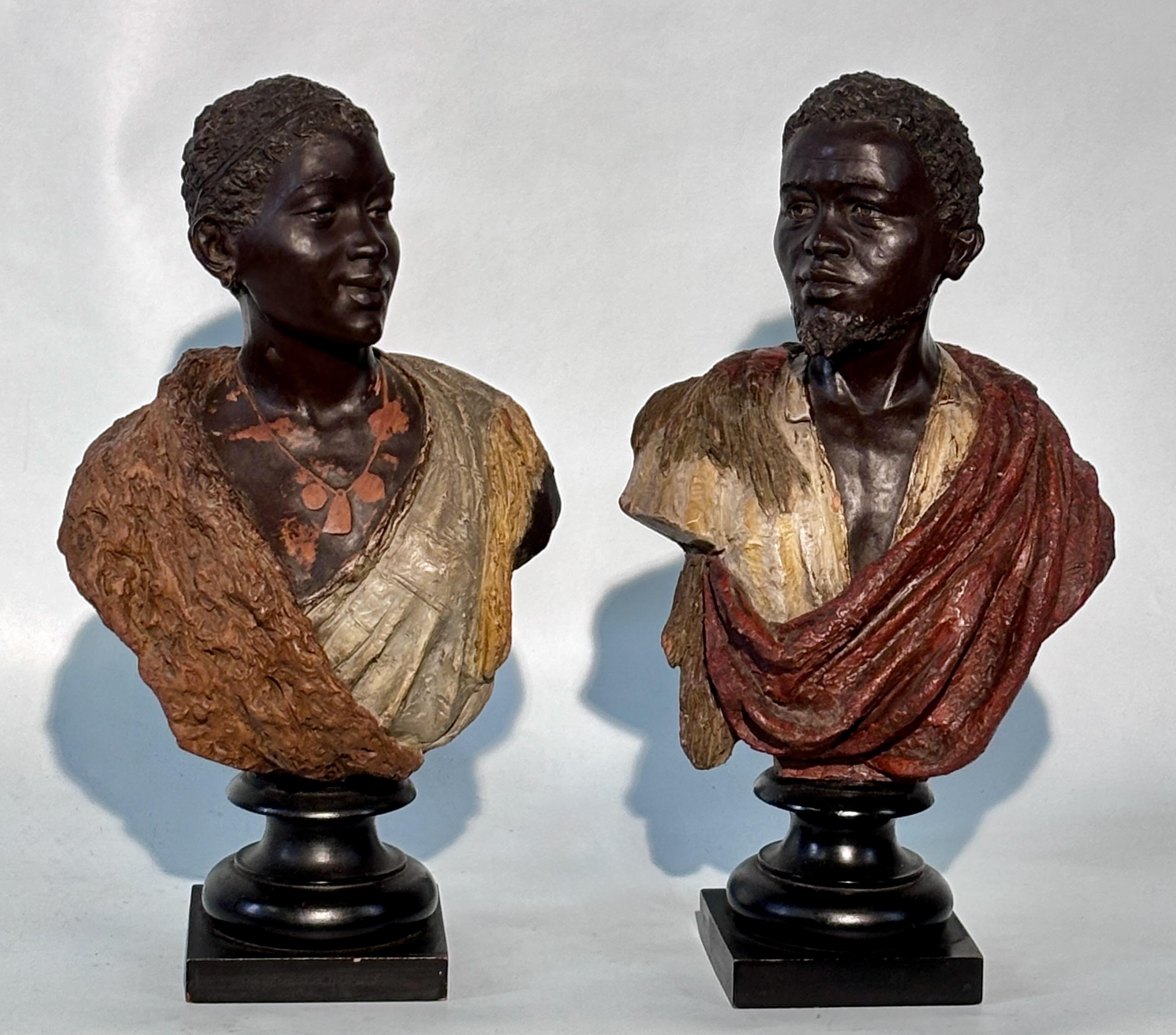 Ein hervorragendes Paar österreichischer polychromer Terrakottabüsten des späten 19. Jahrhunderts von Friedrich Goldscheider, beide Figuren auf der Rückseite gestempelt.
Dieses Büstenpaar befindet sich in einem für sein Alter ausgezeichneten