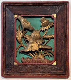 Deux panneaux chinois anciens du XIXe siècle en bois sculpté, dans des cadres en châtaignier