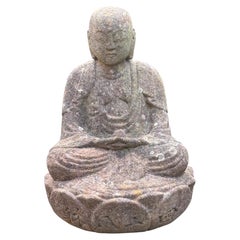 Escultura de piedra de un Buda sentado del siglo XIX, del periodo Edo japonés