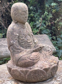Escultura de piedra de un Buda sentado del siglo XIX, del periodo Edo japonés