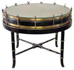 Tavolino d’epoca francese Couesnon & Cie, realizzato con un tamburo da parata