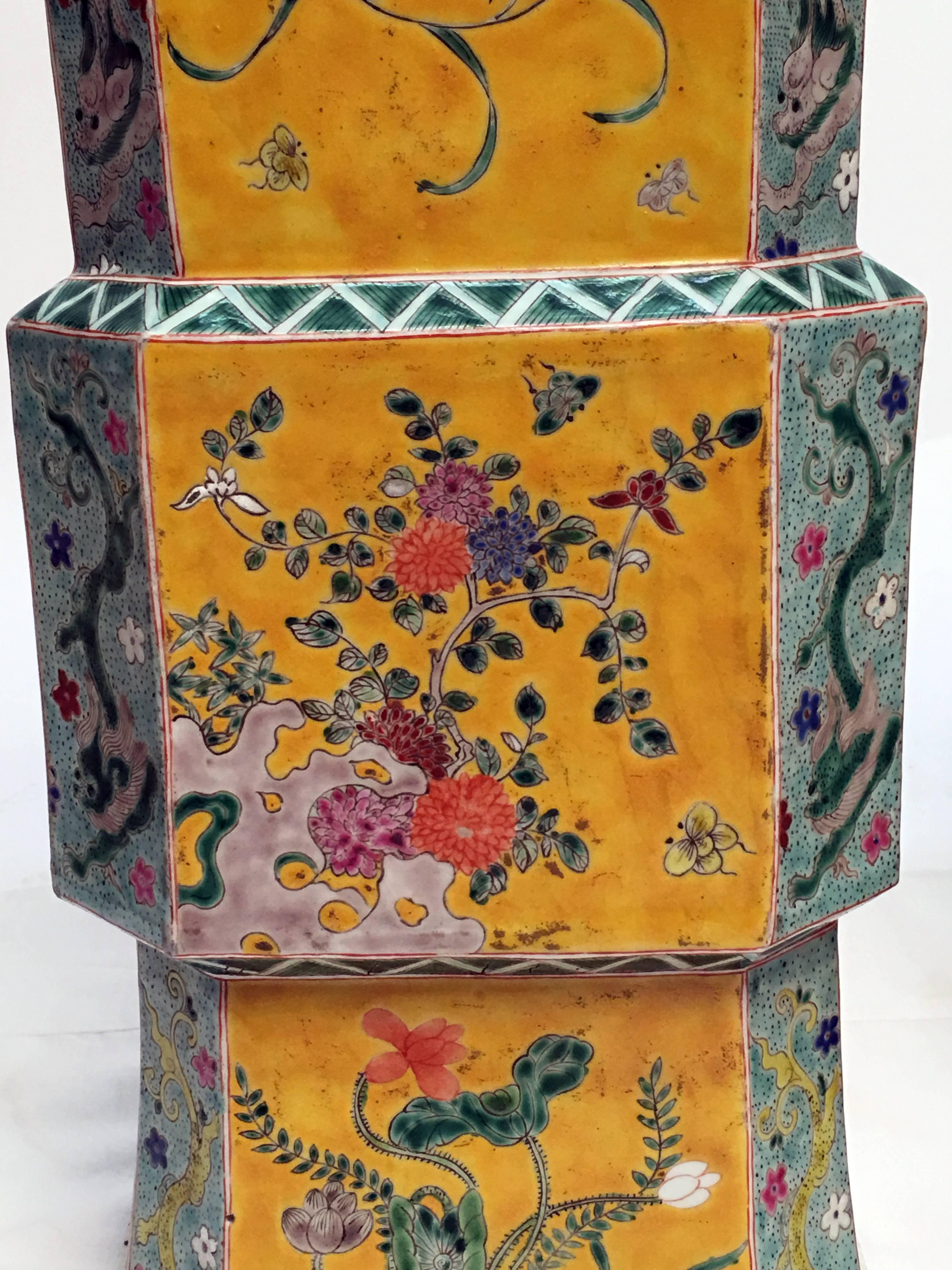 Porcelaine Grande paire de vases Meiji japonais du 19ème siècle en vente