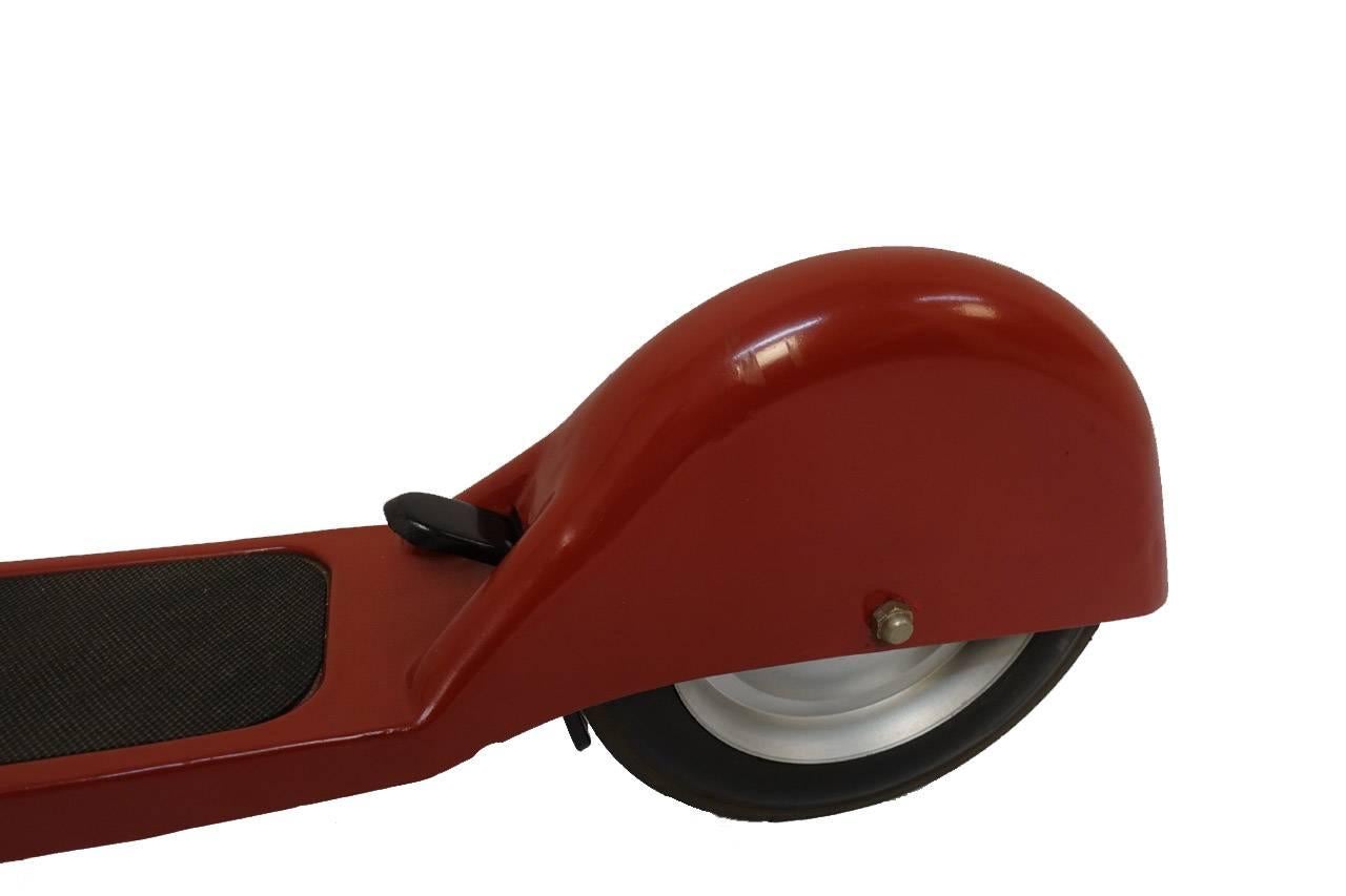 Peint Scooter pour enfant vintage du milieu du siècle dernier en vente